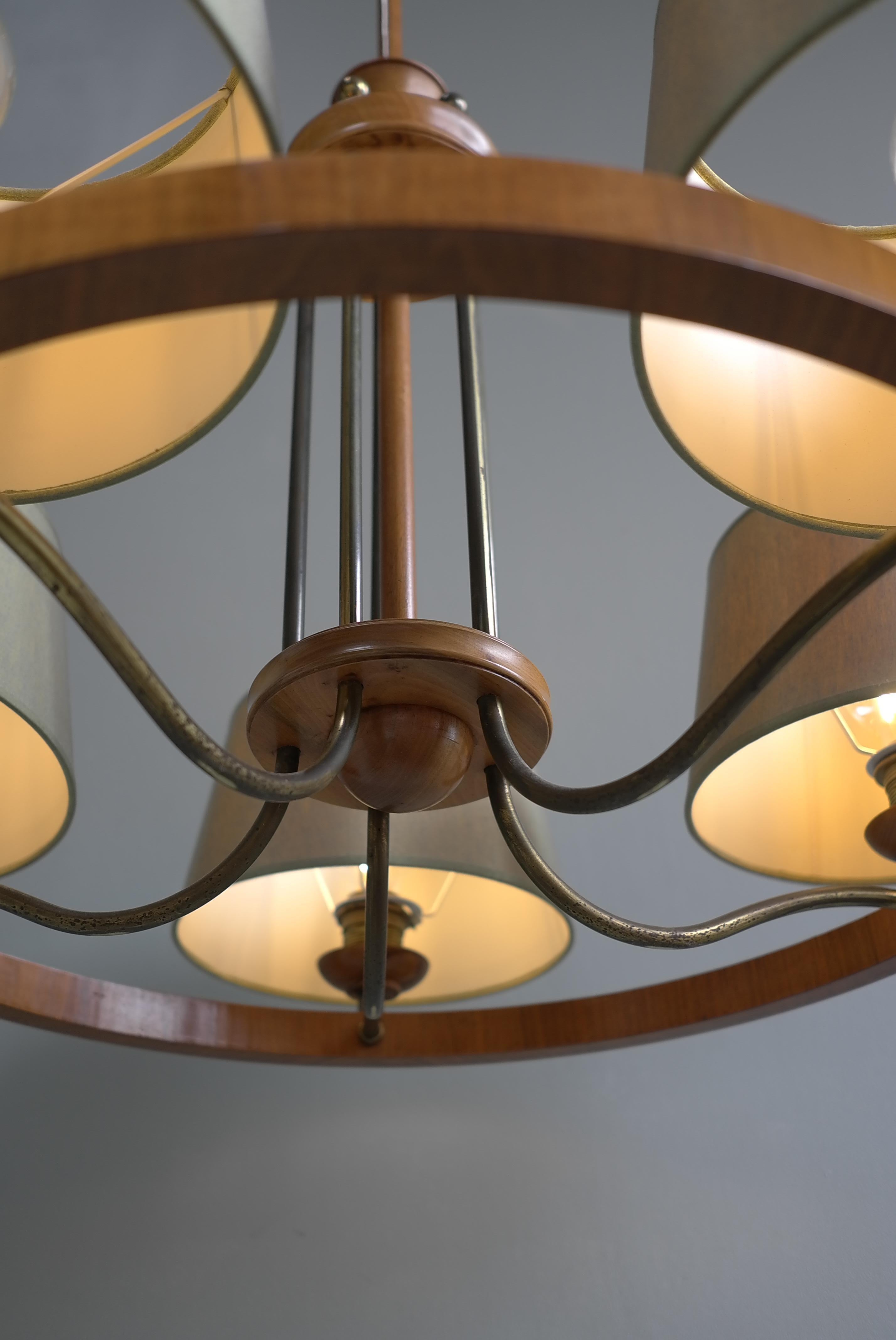 Large Mid-Century Ring Chandelier in Brass and Walnut with Five Green Shades. For Sale 11