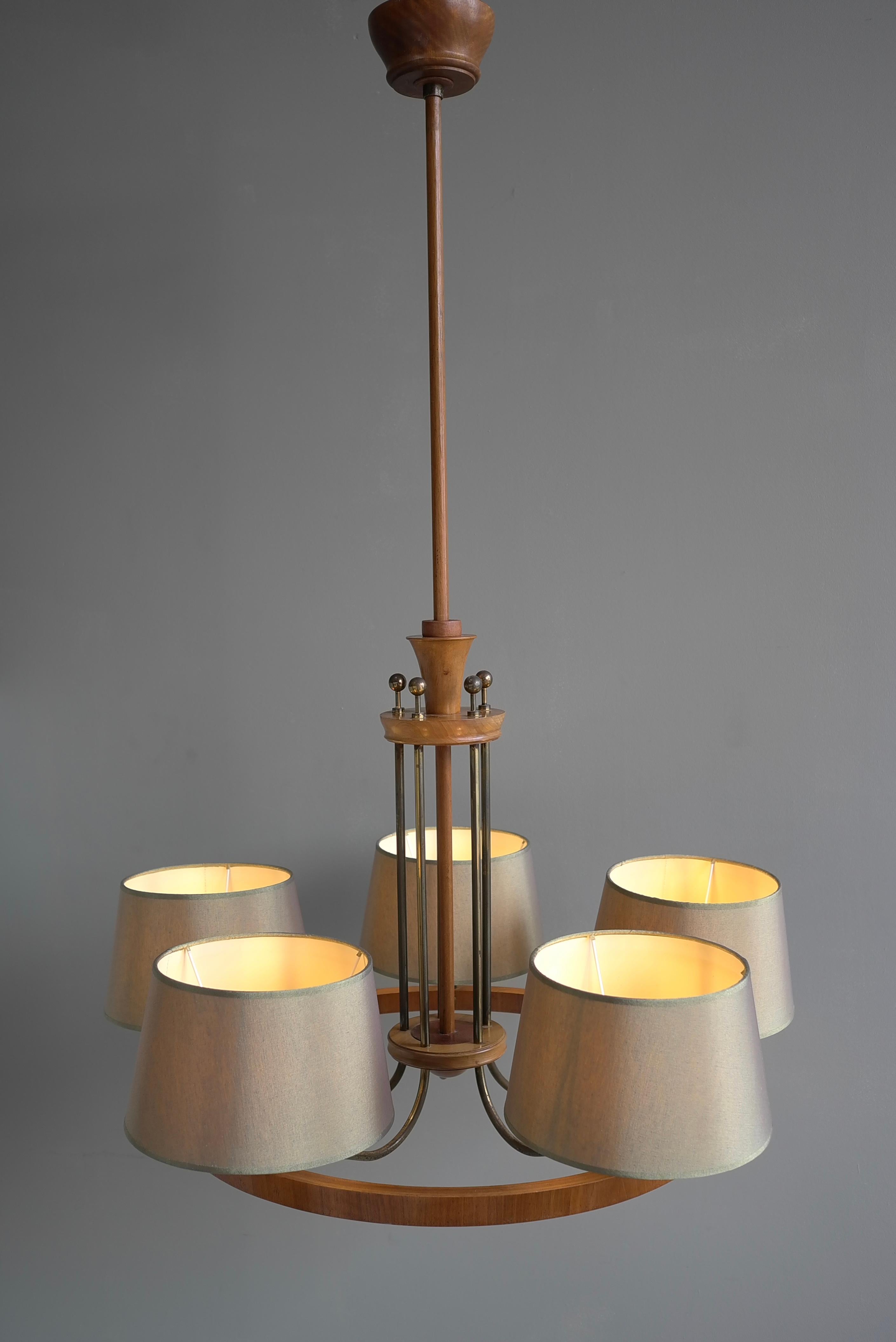 Large Mid-Century Ring Chandelier in Brass and Walnut with Five Green Shades. For Sale 12