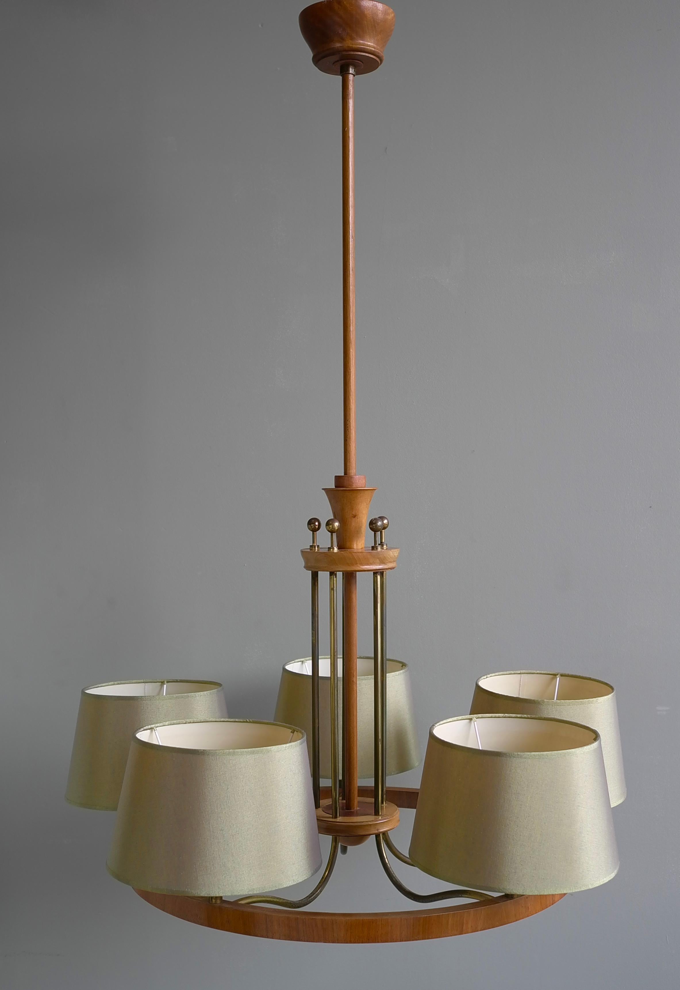 European Large Mid-Century Ring Chandelier in Brass and Walnut with Five Green Shades. For Sale
