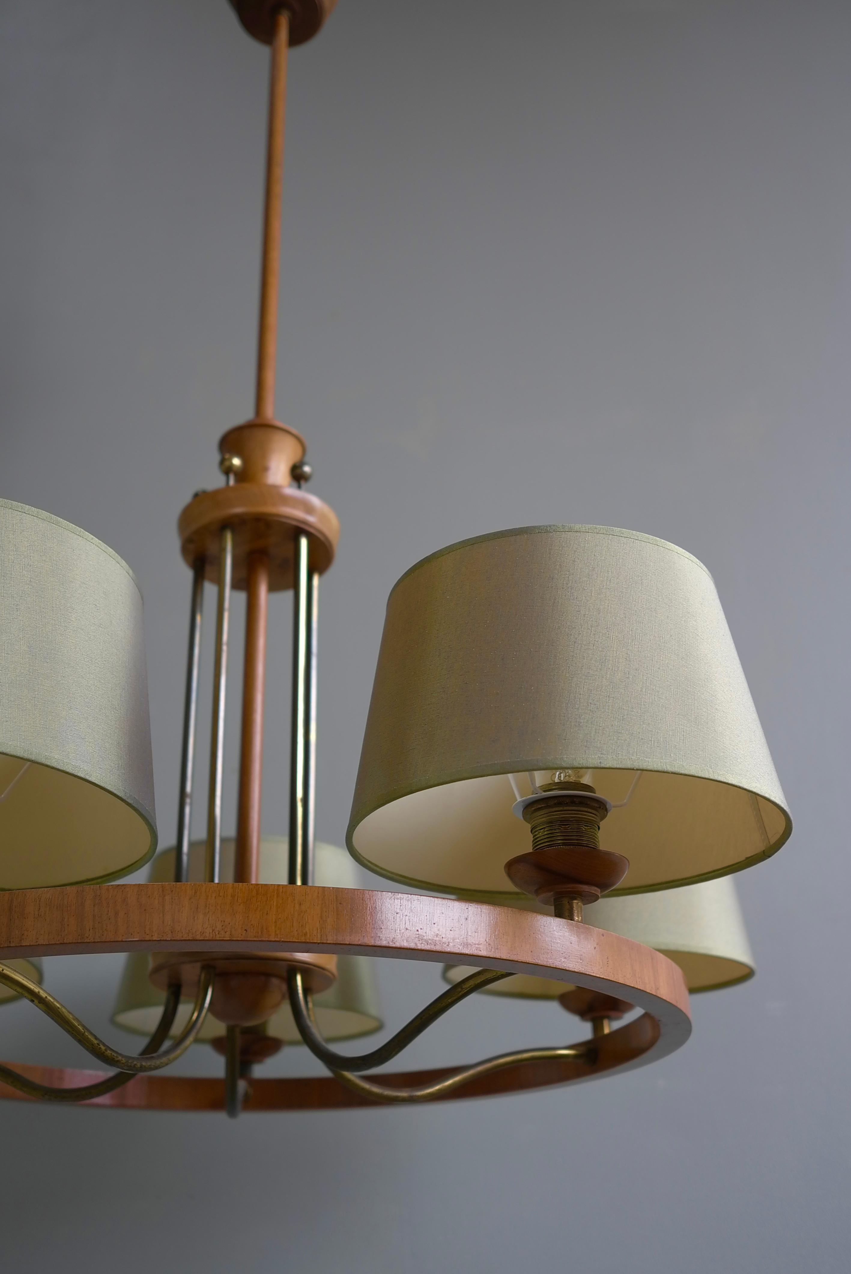 Large Mid-Century Ring Chandelier in Brass and Walnut with Five Green Shades. In Good Condition For Sale In Den Haag, NL