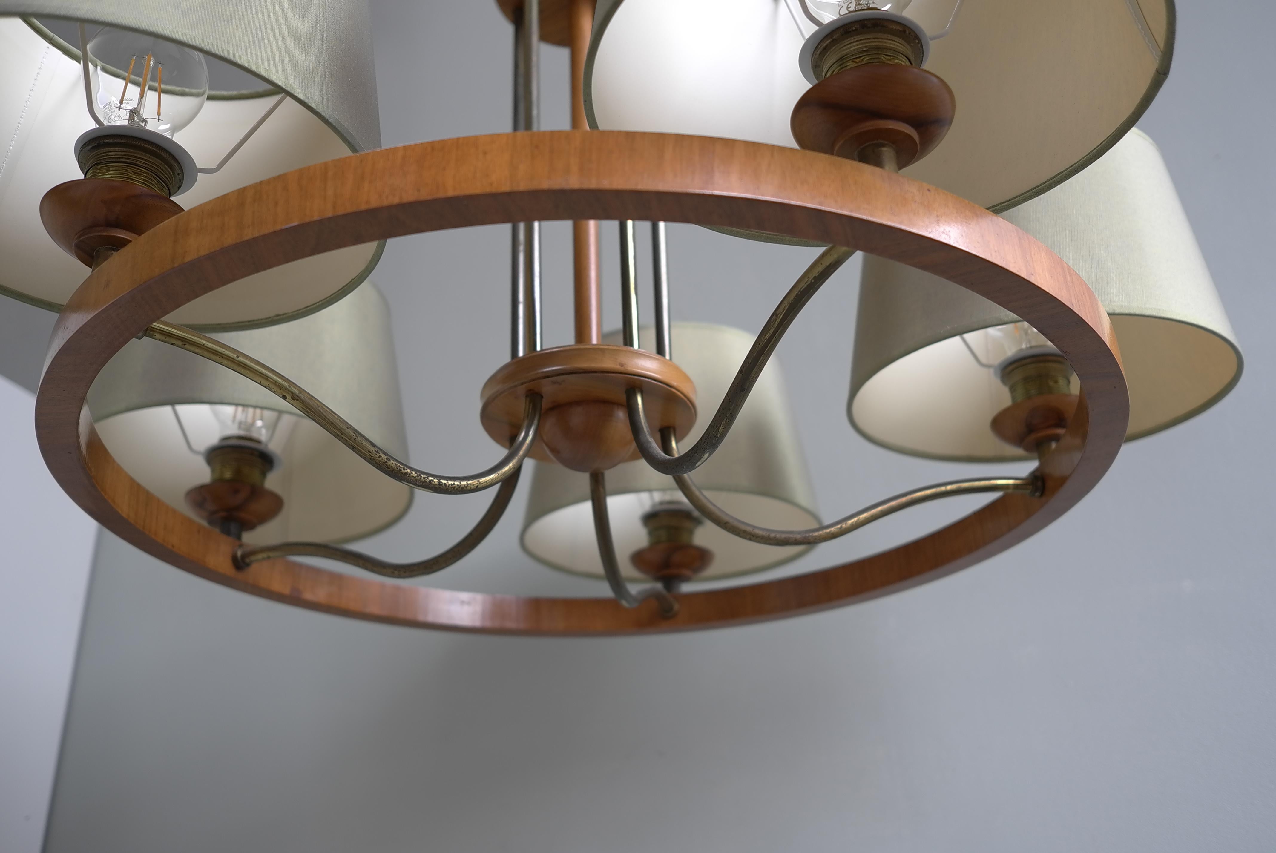 Large Mid-Century Ring Chandelier in Brass and Walnut with Five Green Shades. For Sale 1