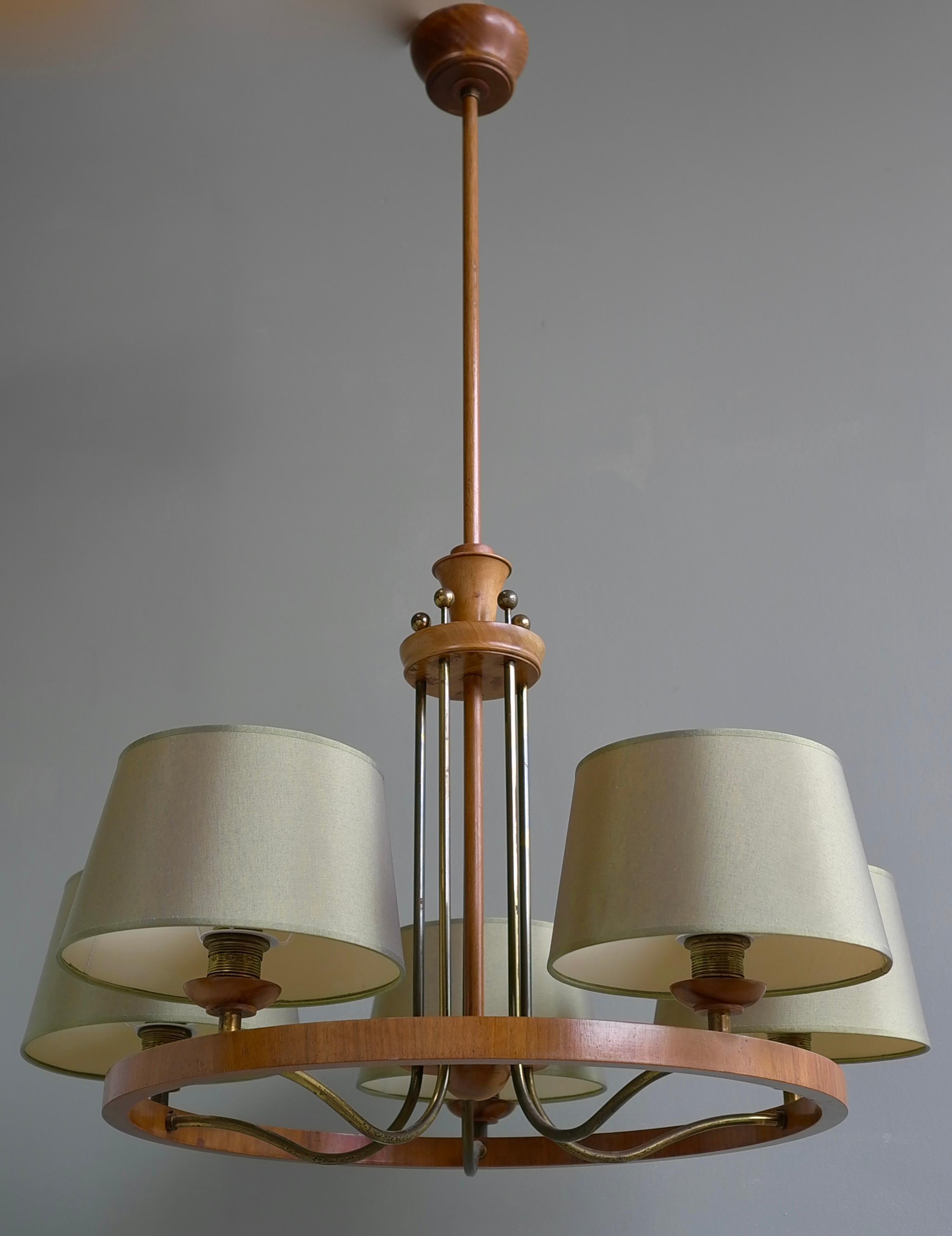 Large Mid-Century Ring Chandelier in Brass and Walnut with Five Green Shades. For Sale 2