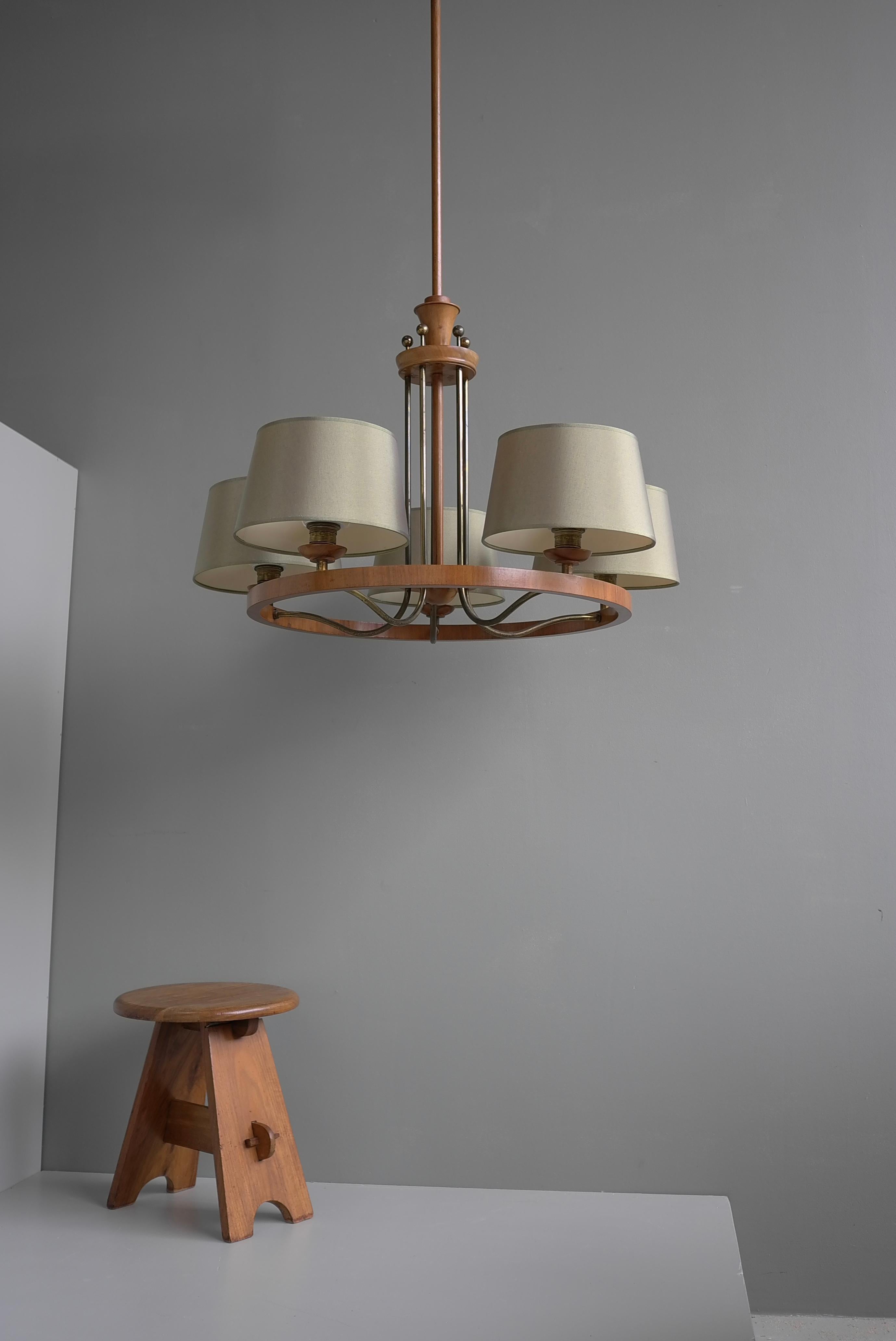 Large Mid-Century Ring Chandelier in Brass and Walnut with Five Green Shades. For Sale 3