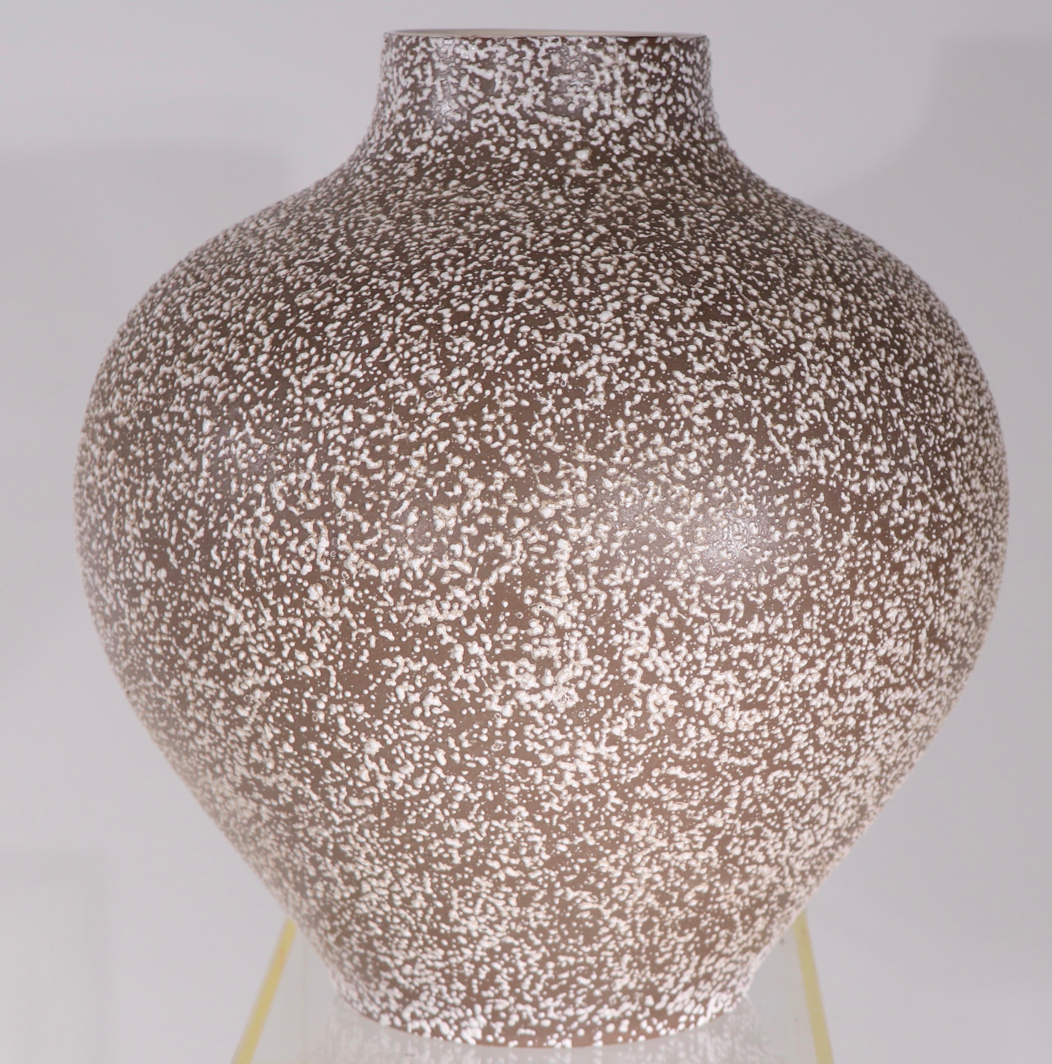 Vaso Royal Haeger in scala imponente con finitura spatterware testurizzata. Questo esemplare è in eccellenti condizioni originali, privo di scheggiature, crepe, danni o riparazioni, ed è completamente e correttamente marcato sul verso. Abbiamo