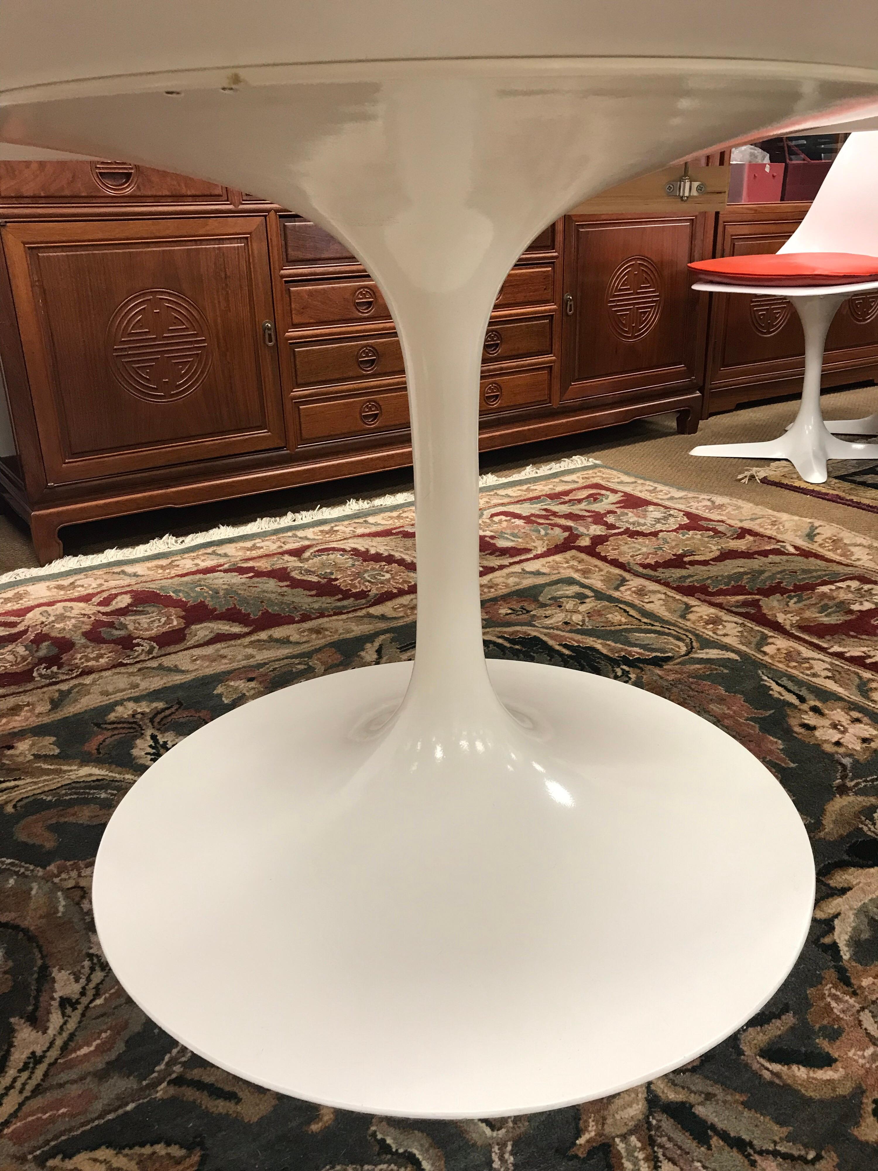 Large Midcentury Saarinen Style Tulip Table Burke Industries USA, 1970s In Good Condition In West Hartford, CT