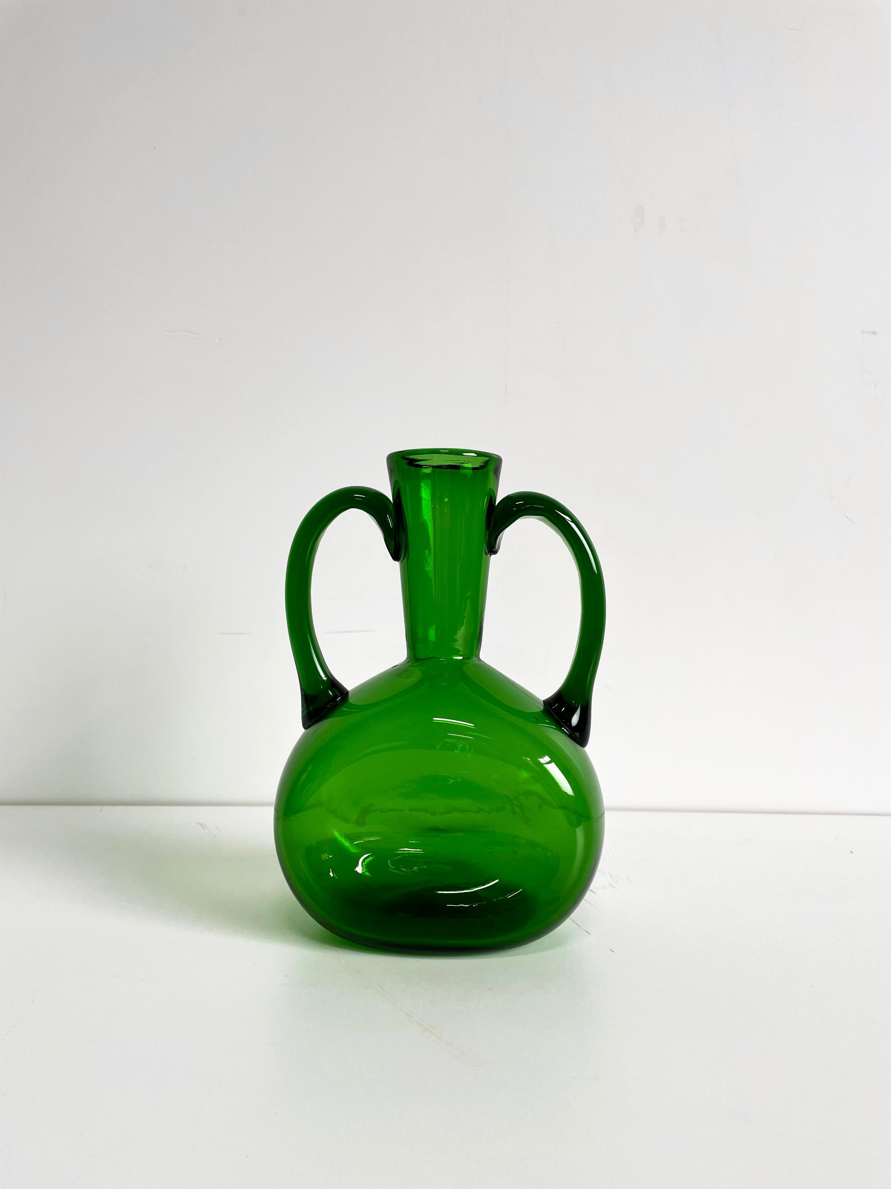 Stunning mid-century handblown glass vase in emerald green color

Scandinavian design, circa the 1960s/1970s

Size: 27 x 20 x 13 cm (H/W/D), Weight: 1.40 kg

The item is in very good vintage condition, without any damage.