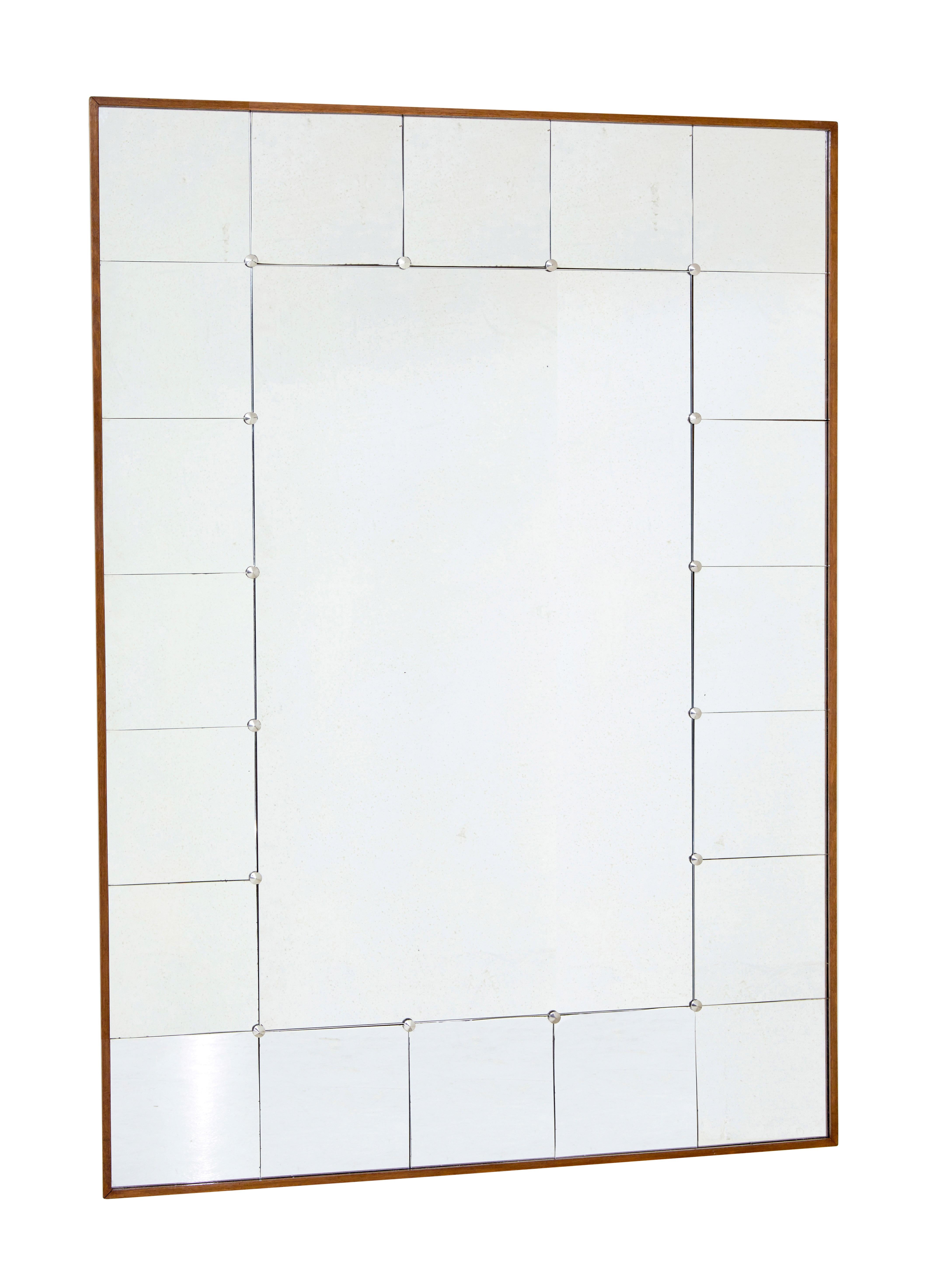 Grande specchio da parete a pannelli scandinavo della metà del secolo scorso, circa 1950.

Lo specchio Arlecchino sarà probabilmente realizzato da Glas e Tra.  Specchio centrale rettangolare con quadrati di specchio smussati che formano un bordo. 