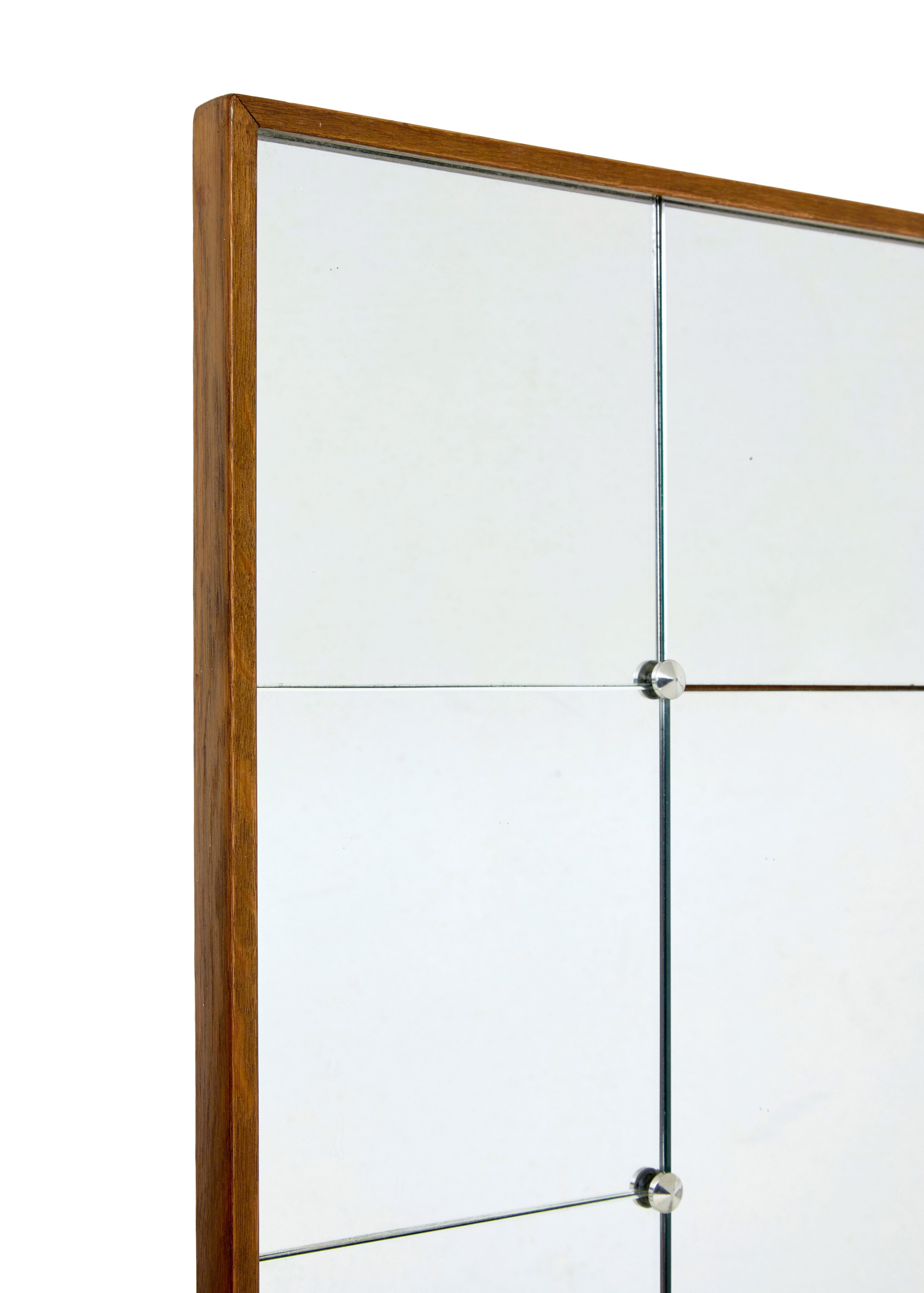 Mid-Century moderno Grande specchio da parete a riquadri scandinavo di metà secolo in vendita