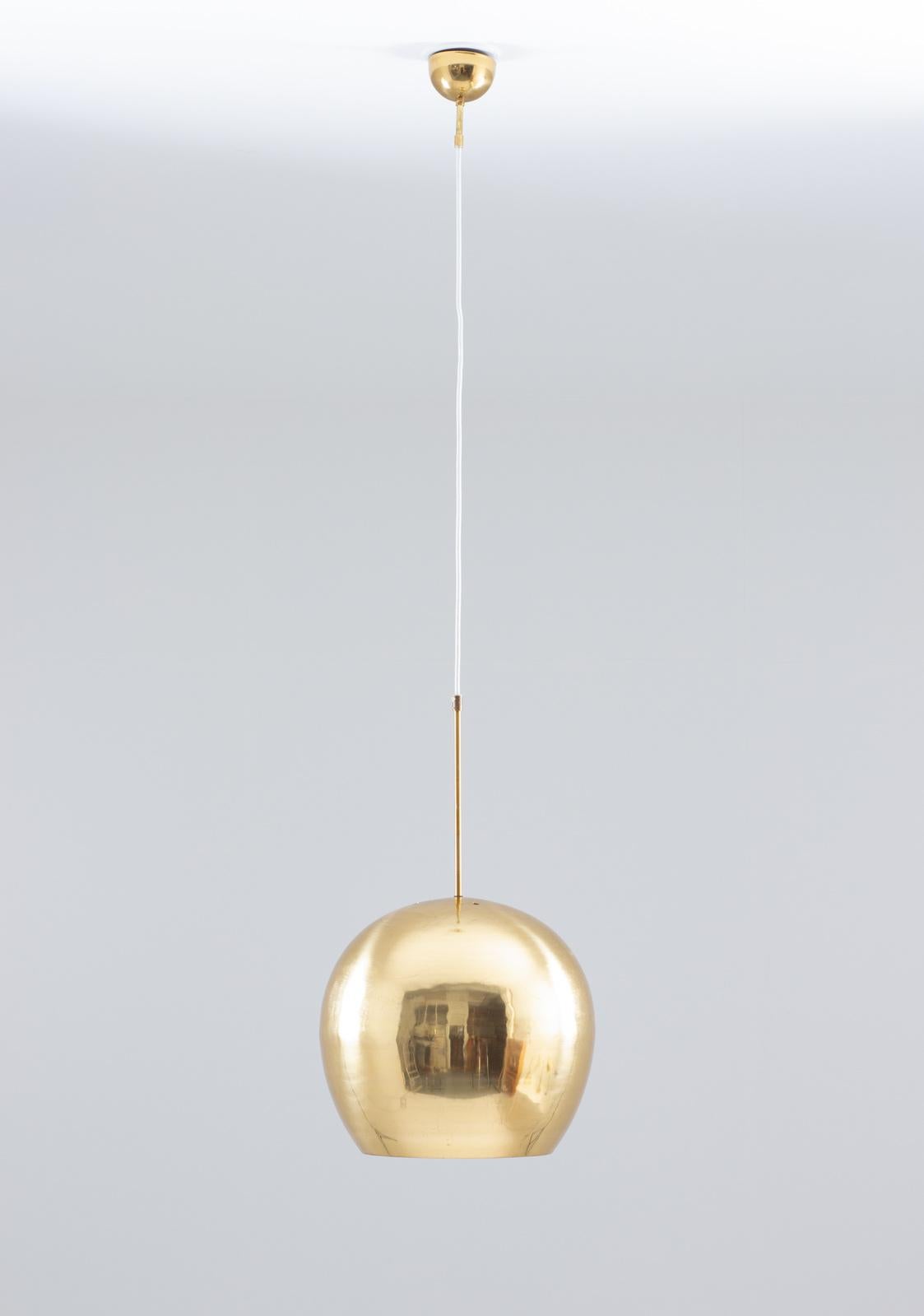 Large pendant in brass, probably produced in Sweden during the 1960s.
This lamp features one light source, surrounded by a large, egg-shaped brass shade.
Condition: Very good condition with light scratches due to age and use.