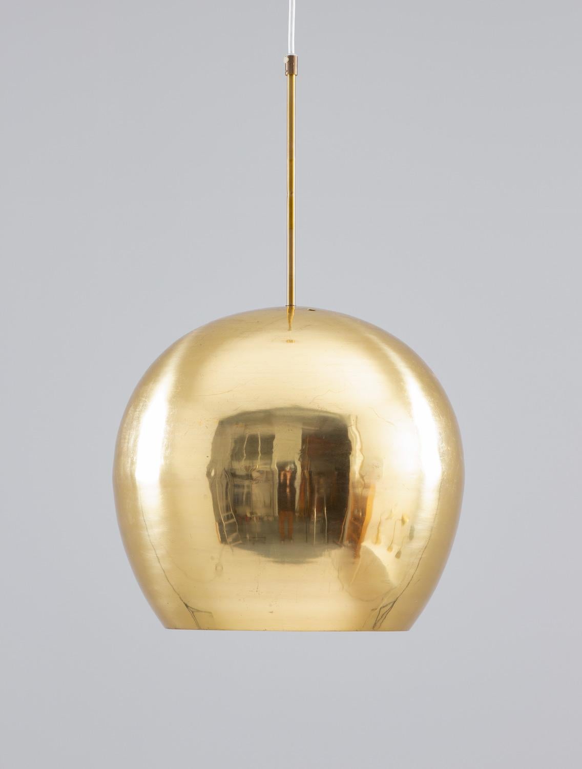 Mid-Century Modern Grand pendentif scandinave du milieu du siècle en laiton en vente