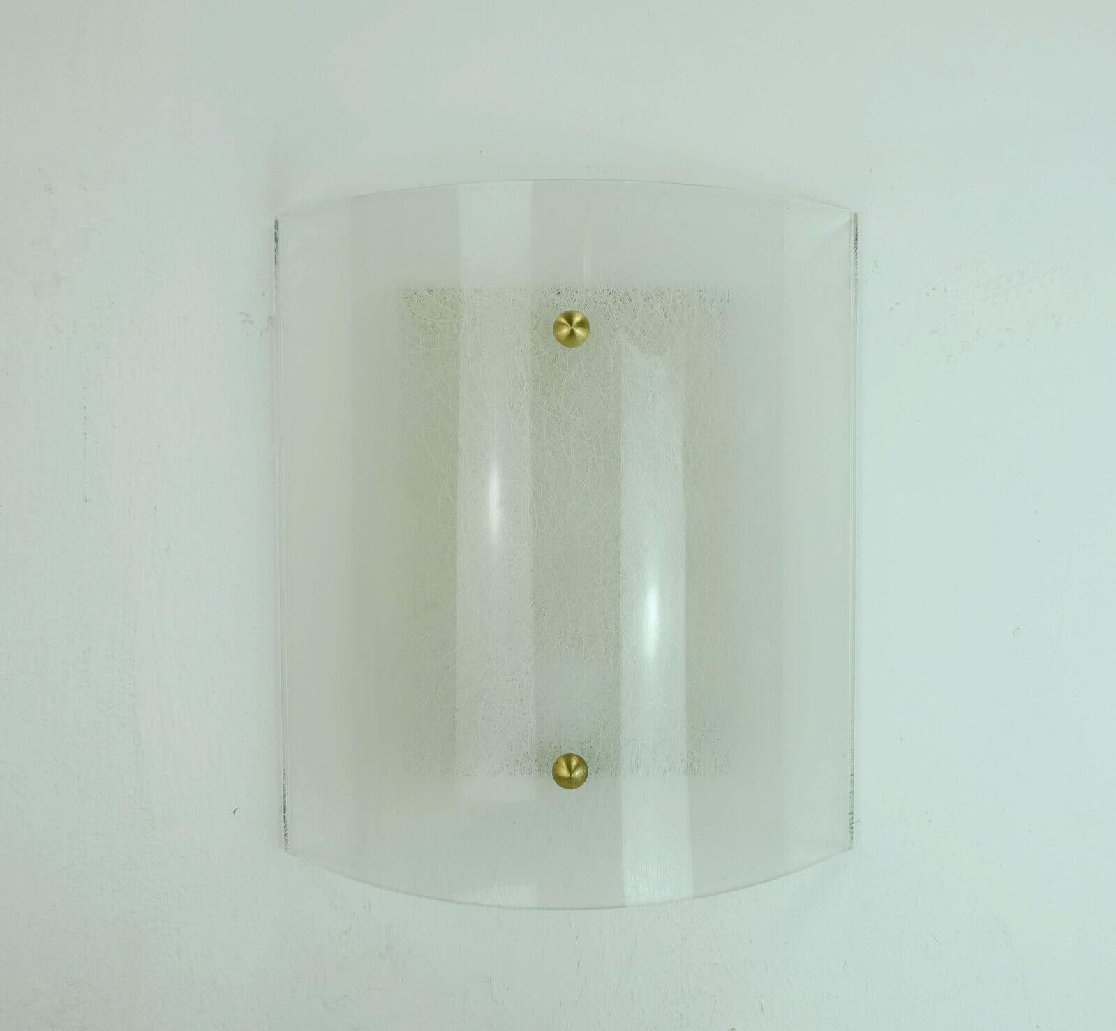Large Midcentury Sconce Acrylic and Brass 1960s 1970s Lucite Wall Lamp For Sale 4