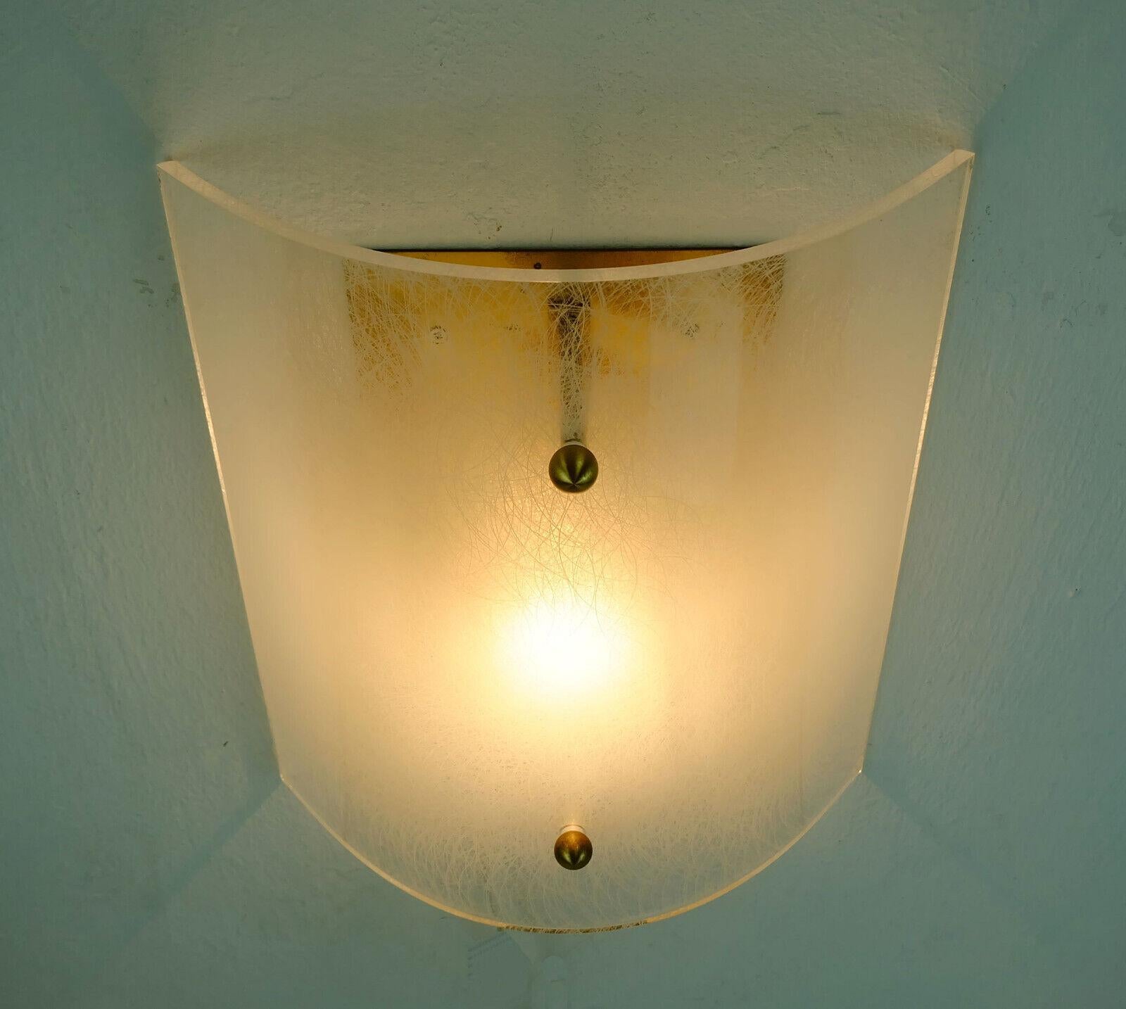 Large 1960s to 70s sconce. Pure and clear design. The screen consists of a curved 9 mm thick acrylic sheet with a pattern carved from the back. The wall bracket is made of brass. Emits pleasant, glare-free light. For direct wall connection without a