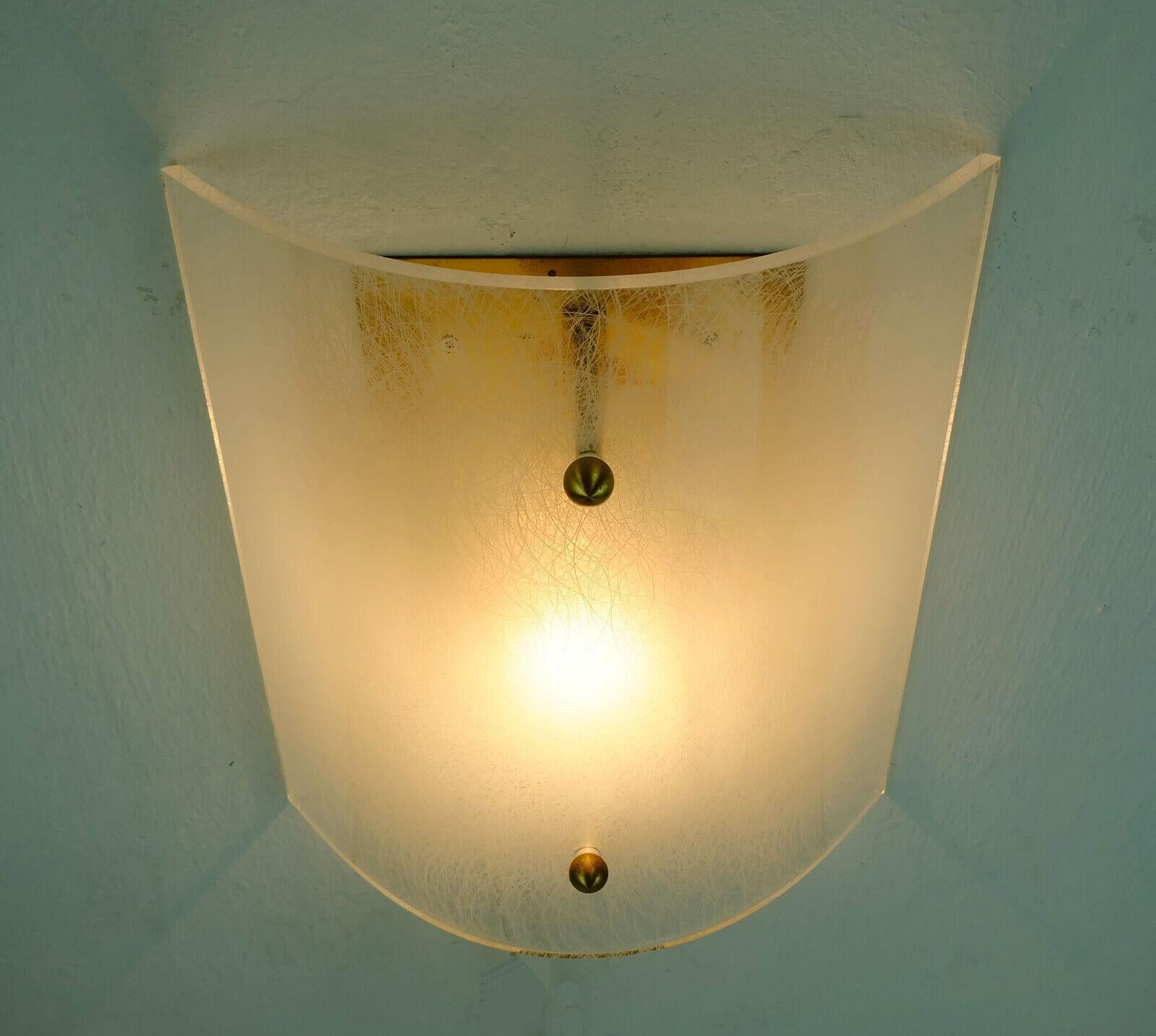 Grande applique degli anni '60-'70. Design puro e chiaro. Lo schermo è costituito da una lastra acrilica curva di 9 mm di spessore con un motivo intagliato sul retro. La staffa da parete è realizzata in ottone. Emette una luce piacevole e non