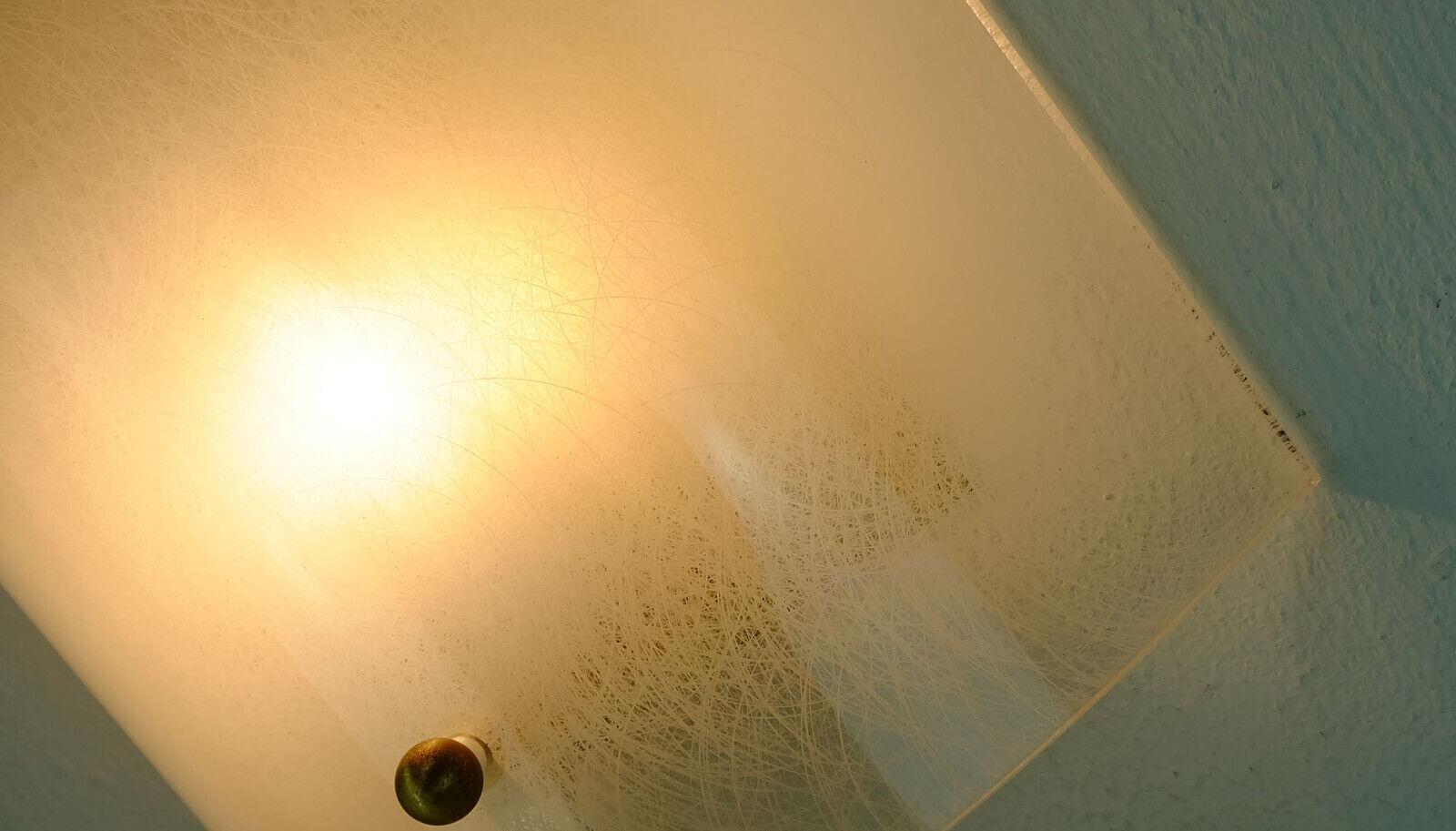 Grande lampada a parete in acrilico e ottone del Midcentury 1960s 1970s in lucite in vendita 2