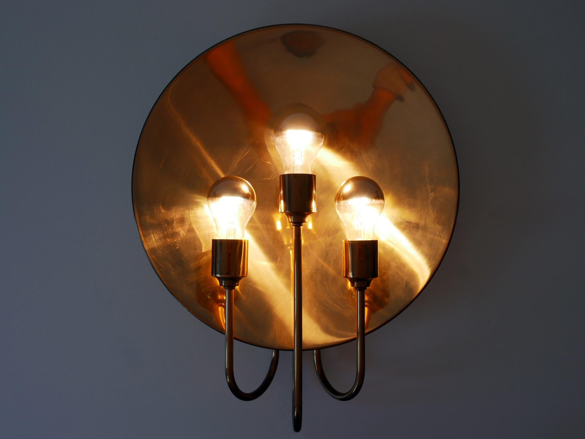 Aplique o lámpara de pared extremadamente raro, elegante y muy decorativo de la Modernidad de Mediados de Siglo. Modelo W185. Diseñado y fabricado por Florian Schulz, Alemania, década de 1960. 

Realizado en chapa y tubo de latón, el candelabro