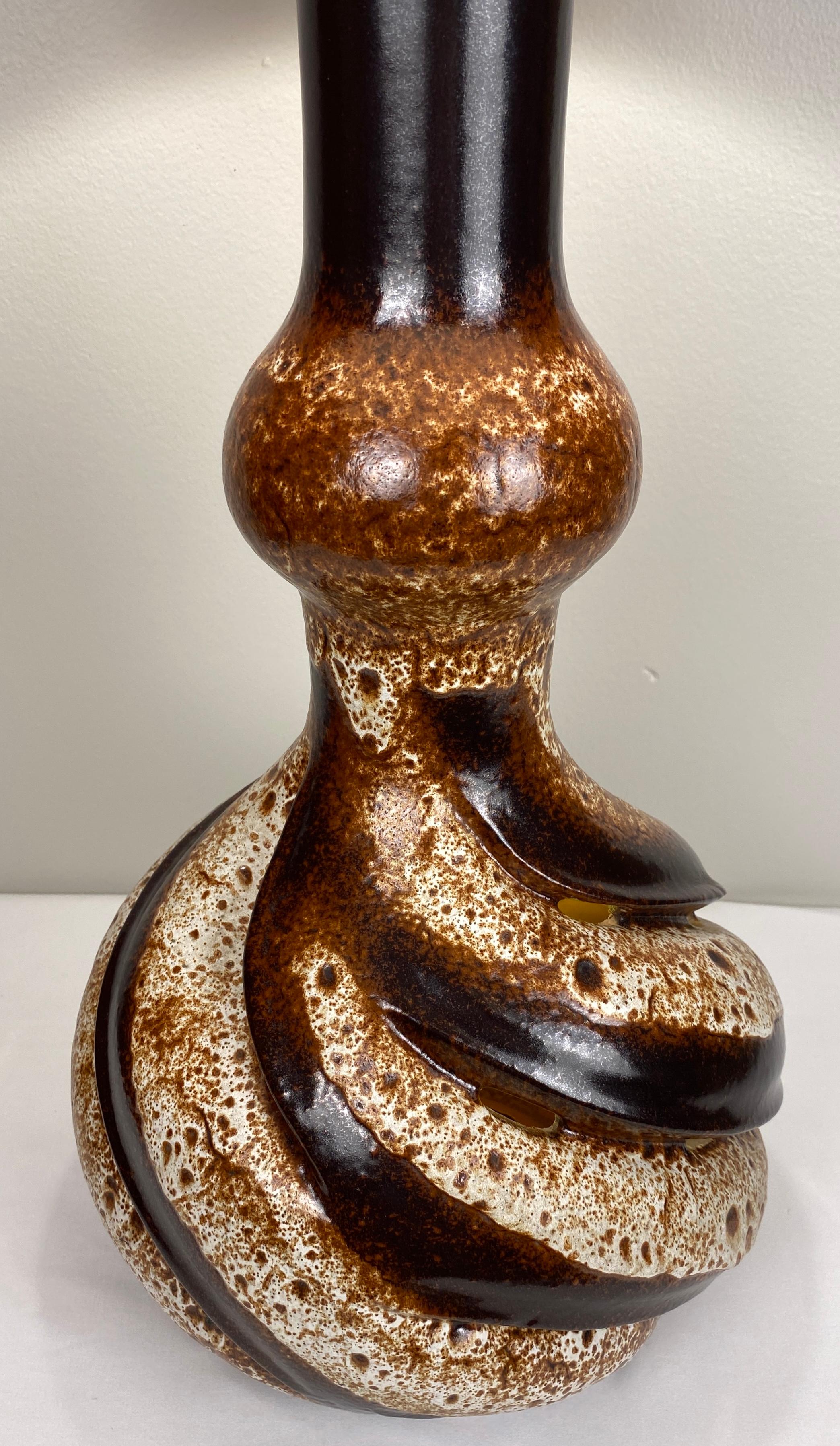 Große skulpturale Keramik-Tischlampe aus der Mitte des Jahrhunderts Beige & Brown (Moderne der Mitte des Jahrhunderts) im Angebot