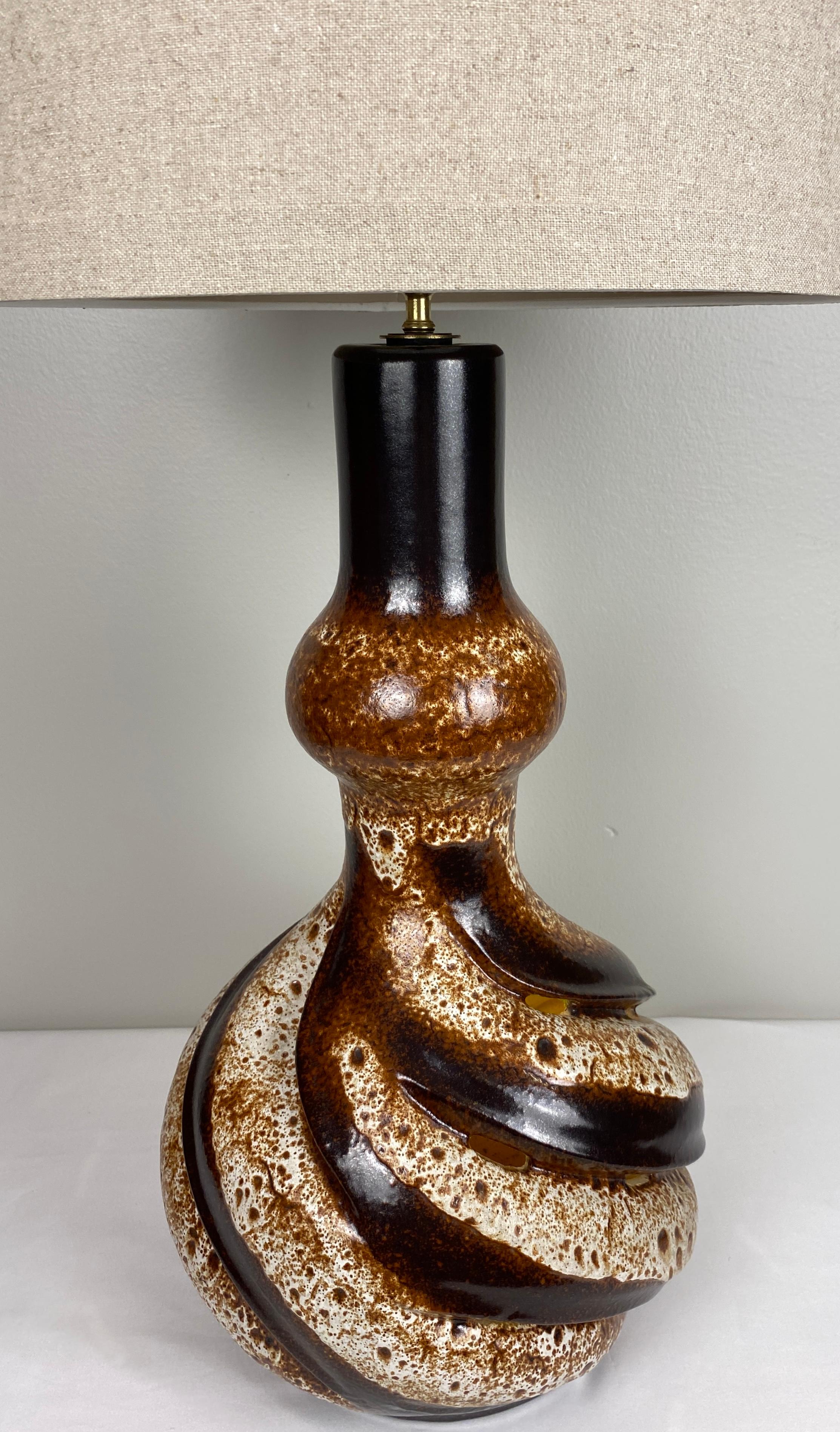 Große skulpturale Keramik-Tischlampe aus der Mitte des Jahrhunderts Beige & Brown (Handgefertigt) im Angebot
