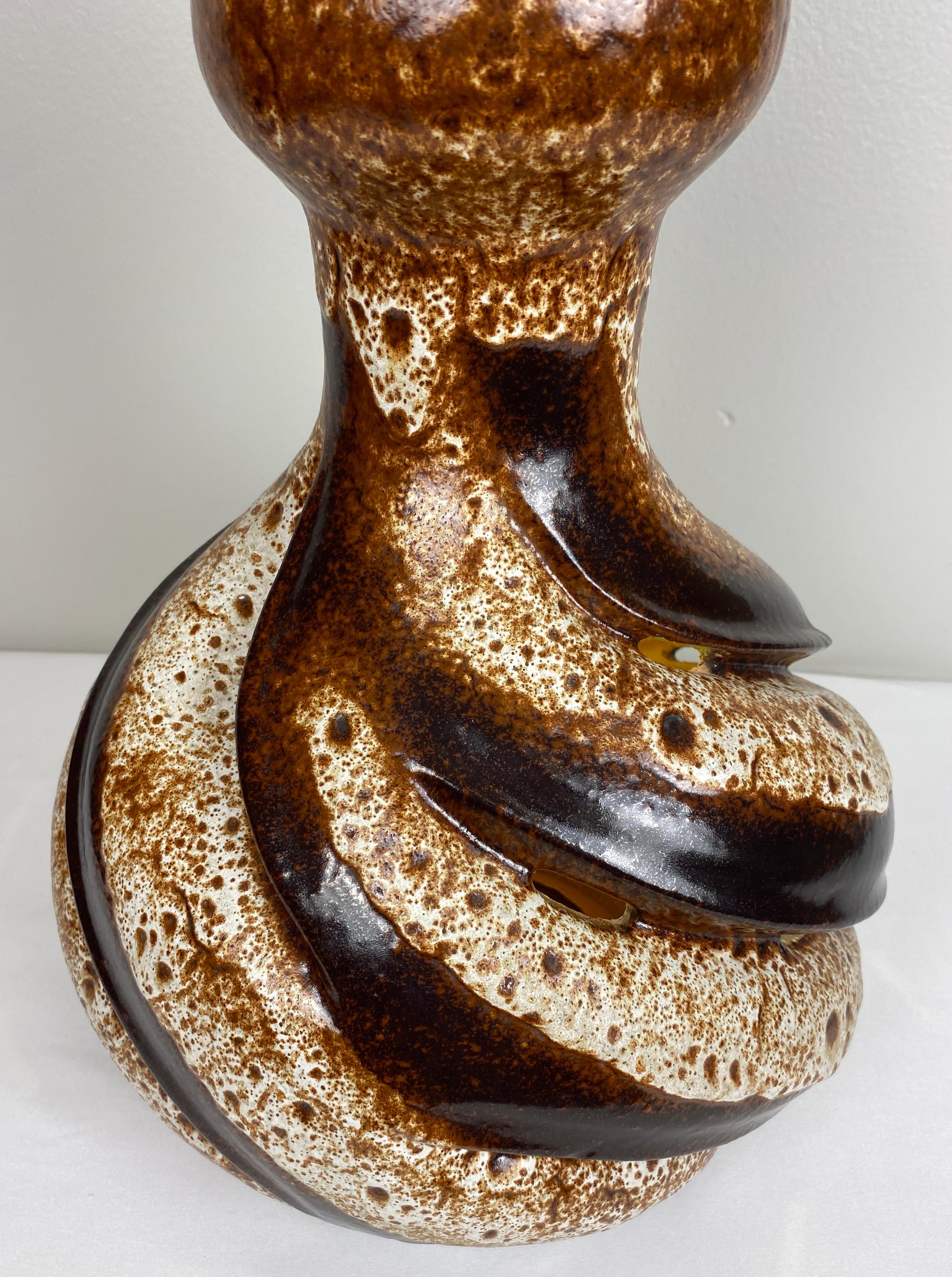 Große skulpturale Keramik-Tischlampe aus der Mitte des Jahrhunderts Beige & Brown im Zustand „Gut“ im Angebot in Miami, FL