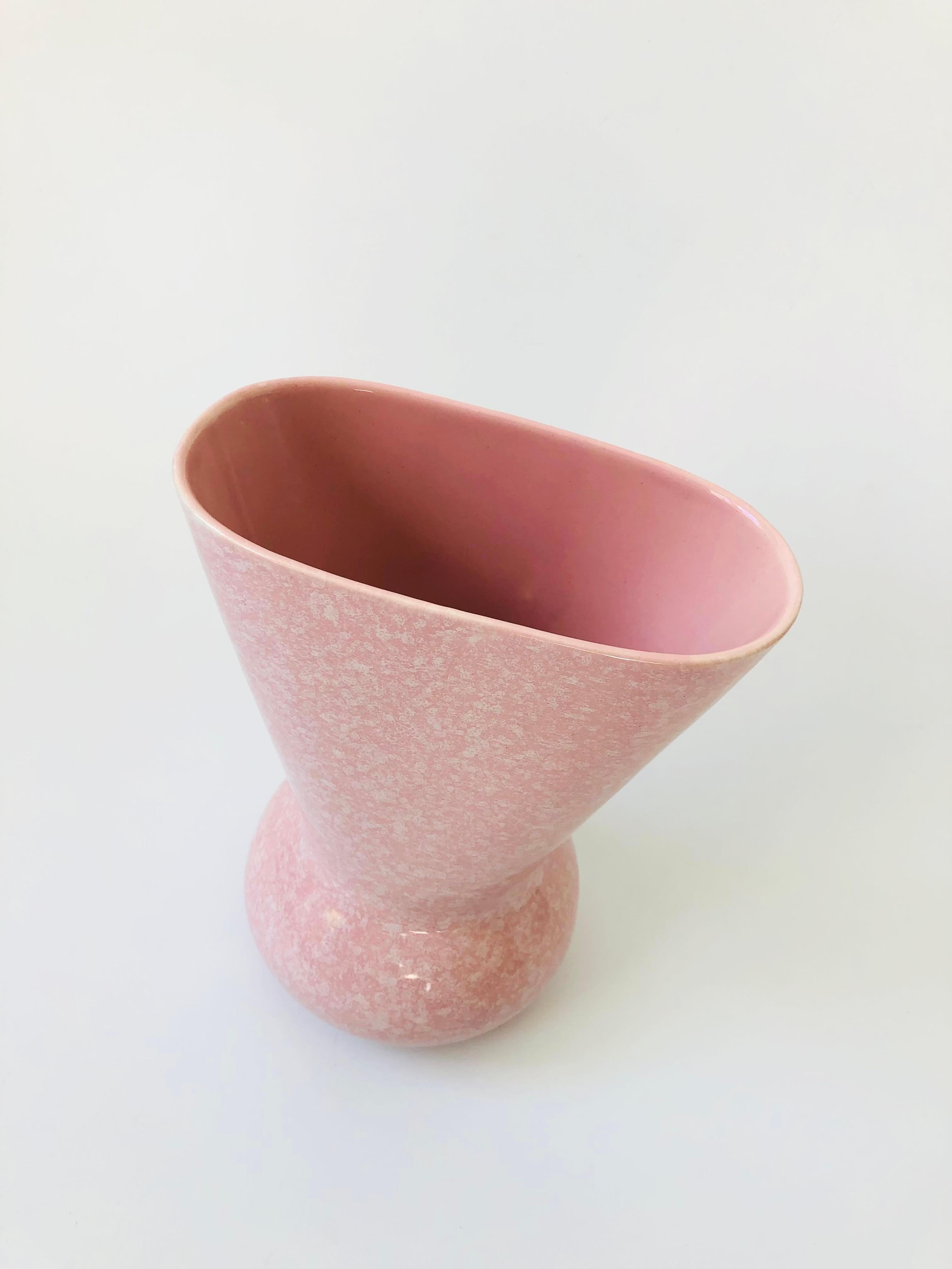 A large midcentury Shawnee Kendwood vase. Lovely light pink speckled glaze. Nice large versatile Size. Marked on the base.

.