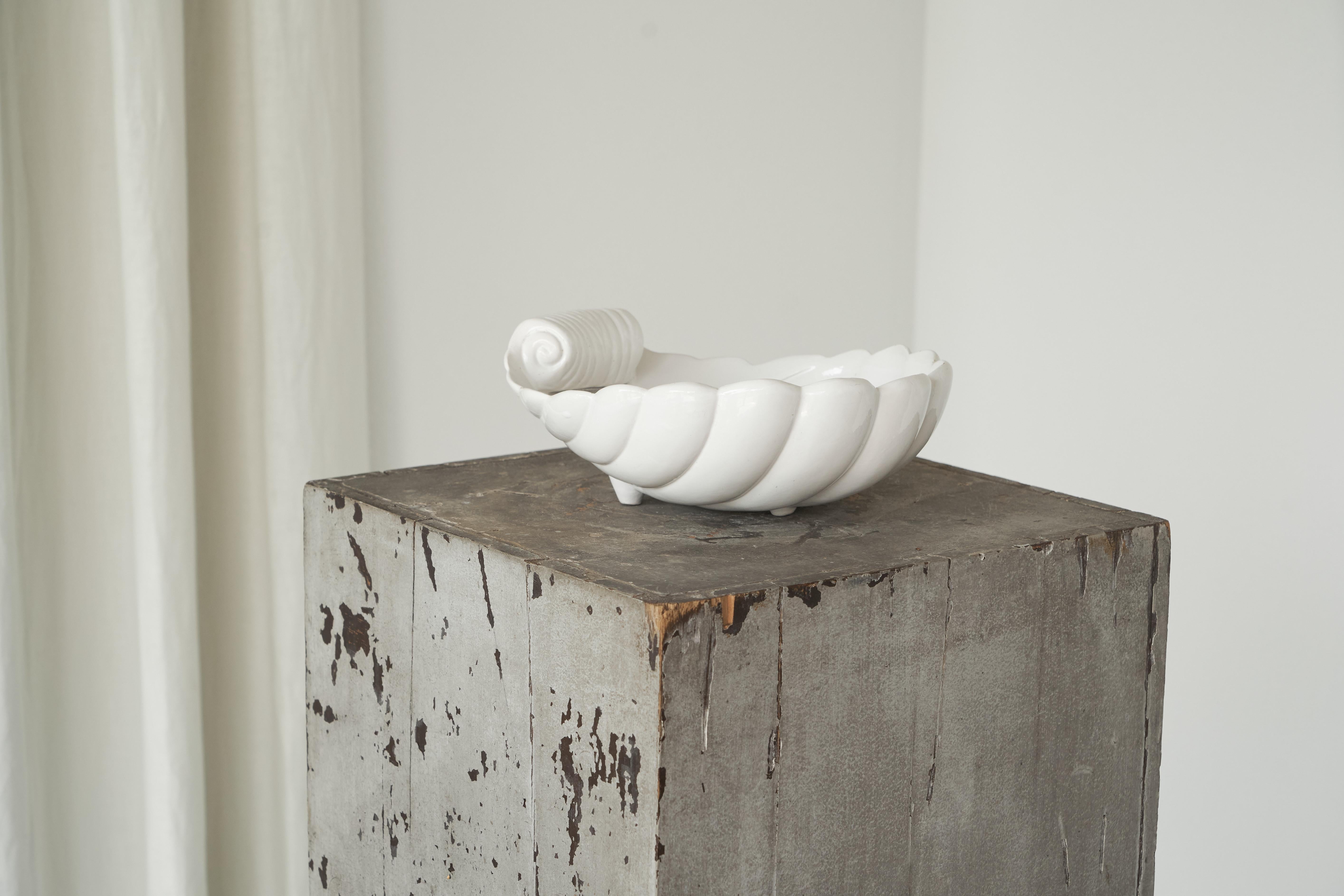 Grand bol en céramique en forme de coquillage du milieu du siècle, Europe, années 1960.

Ce grand bol en céramique émaillée en forme de coquillage, datant des années 1960, présente un design frappant et élégant inspiré des formes naturelles. 

Le
