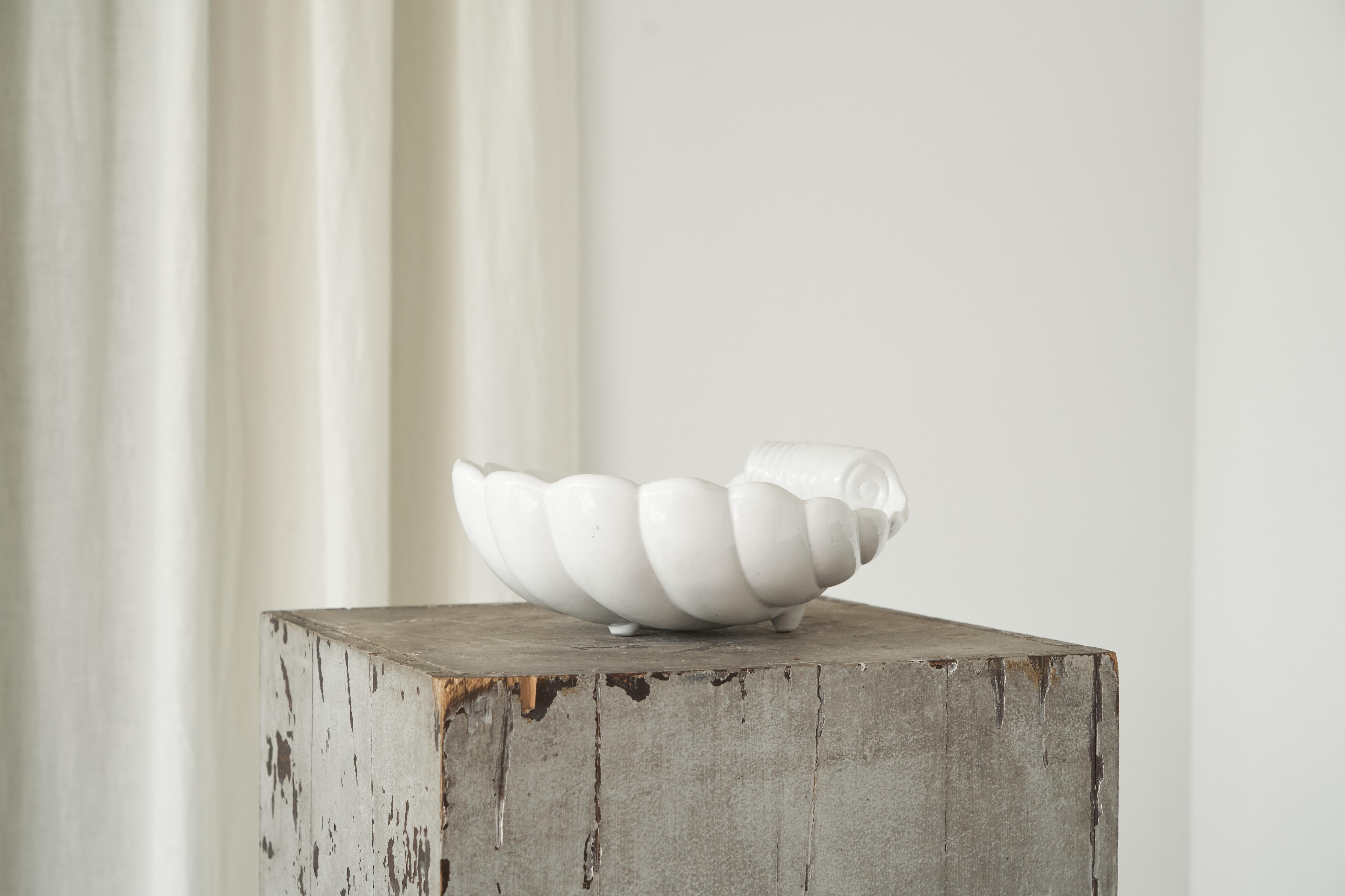 Art déco Grand bol en céramique en forme de coquillage du milieu du siècle 1960 en vente