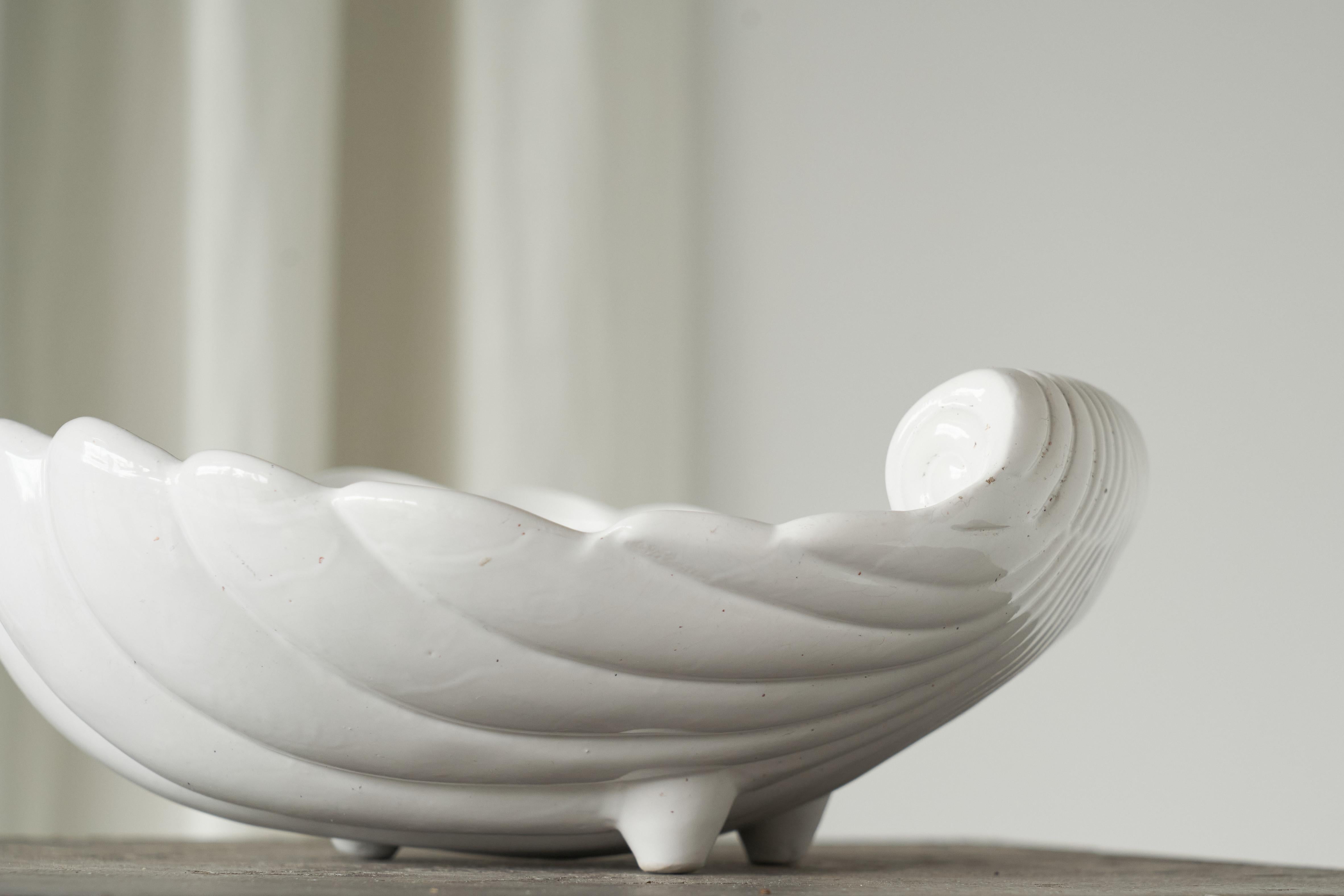 Céramique Grand bol en céramique en forme de coquillage du milieu du siècle 1960 en vente