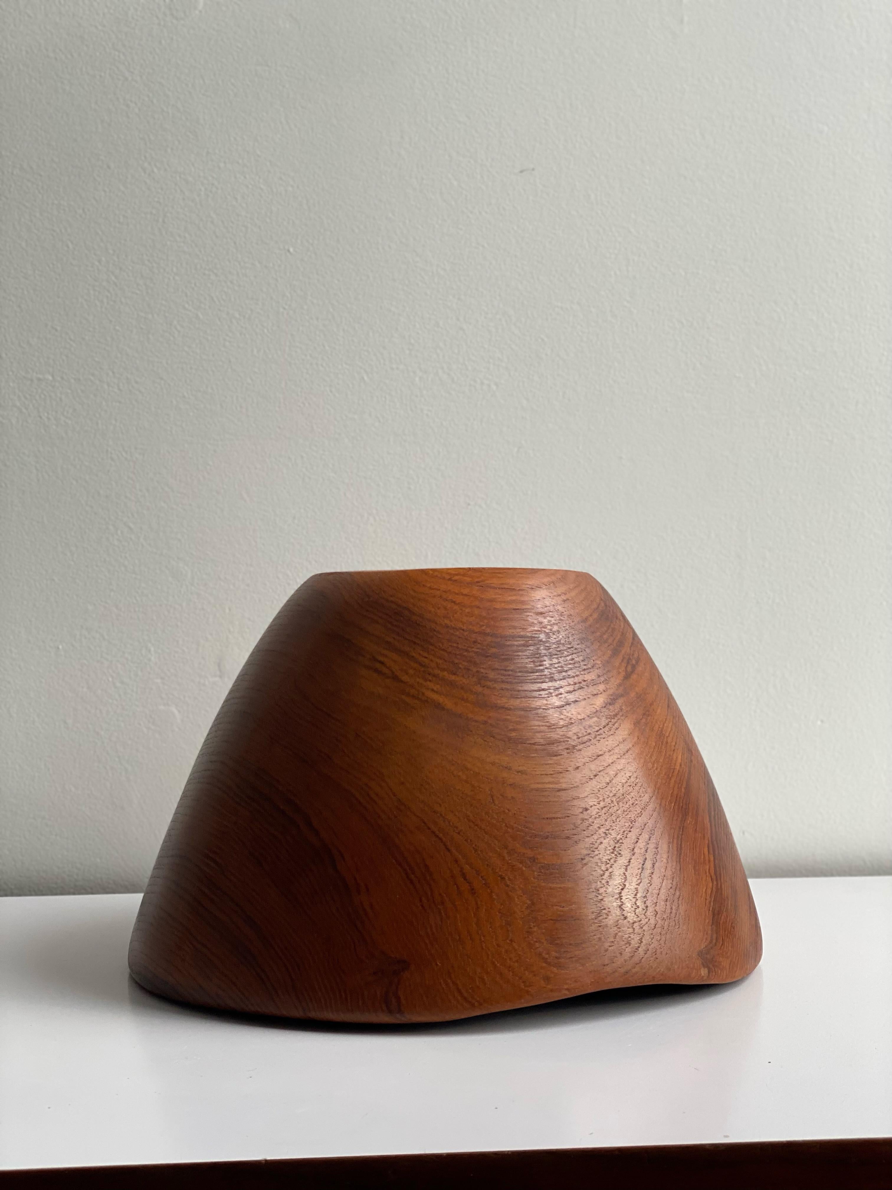 Large Midcentury Solid Teak Bowl In Good Condition For Sale In Montréal, QC