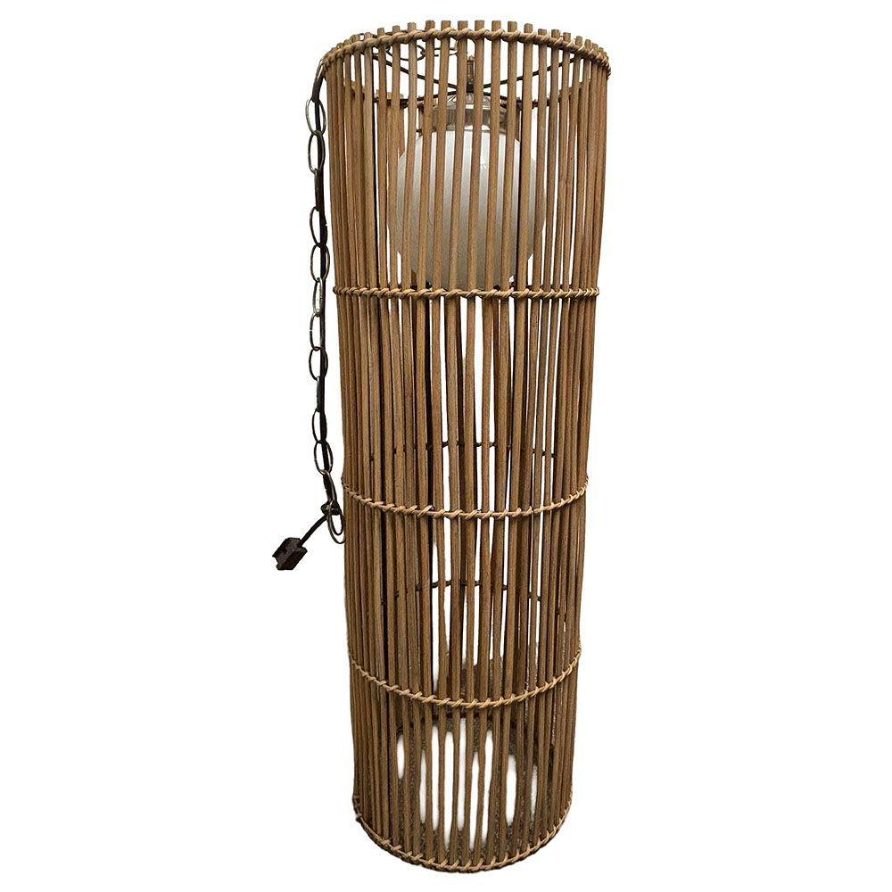 Cette magnifique lampe suspendue en rotin à bâtons rompus, datant du milieu du siècle dernier, présente une petite forme élégante fabriquée à partir de matériaux naturels. La lampe est dotée d'une chaîne en laiton de 24 pouces à fixer au plafond et