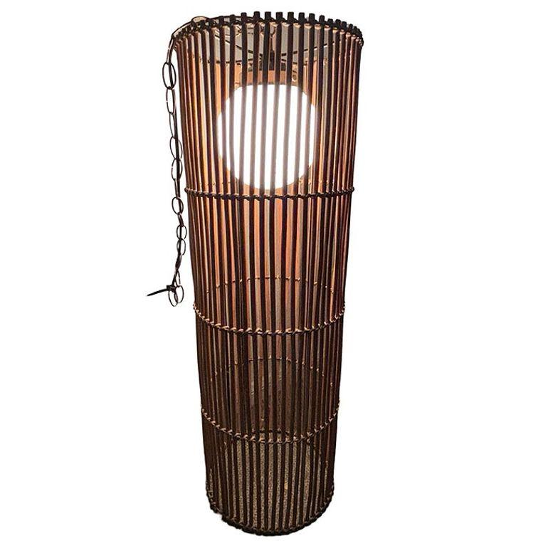Mid-Century Modern Grand lustre cylindre suspendu en rotin à bâtons fendus du milieu du siècle dernier en vente