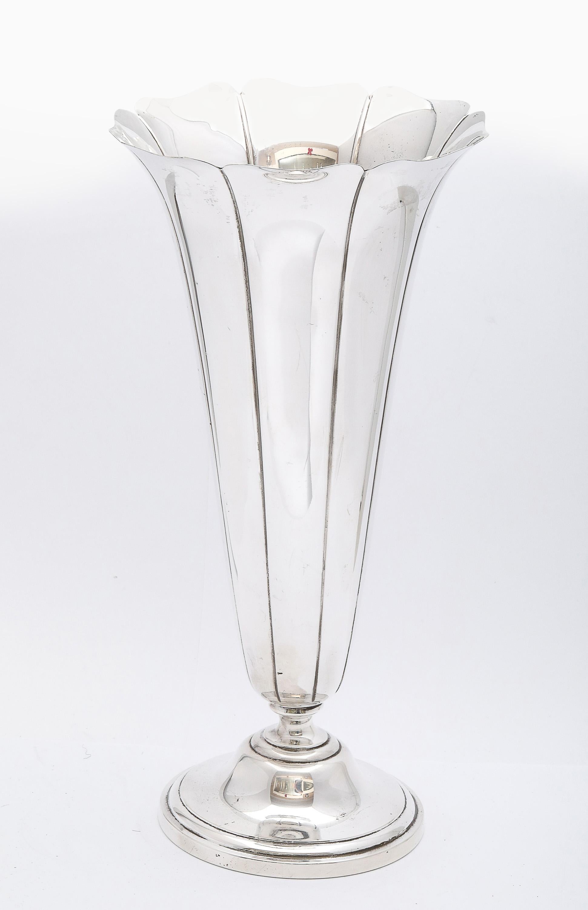 Favoloso, grande vaso da fiori in argento sterling di Tuttle Silversmiths, Boston, Massachusetts, realizzato durante la presidenza degli Stati Uniti di Lyndon Baines Johnson - 1963-1969- come indicato dalle iniziali I.B.A. B.  racchiuso in una
