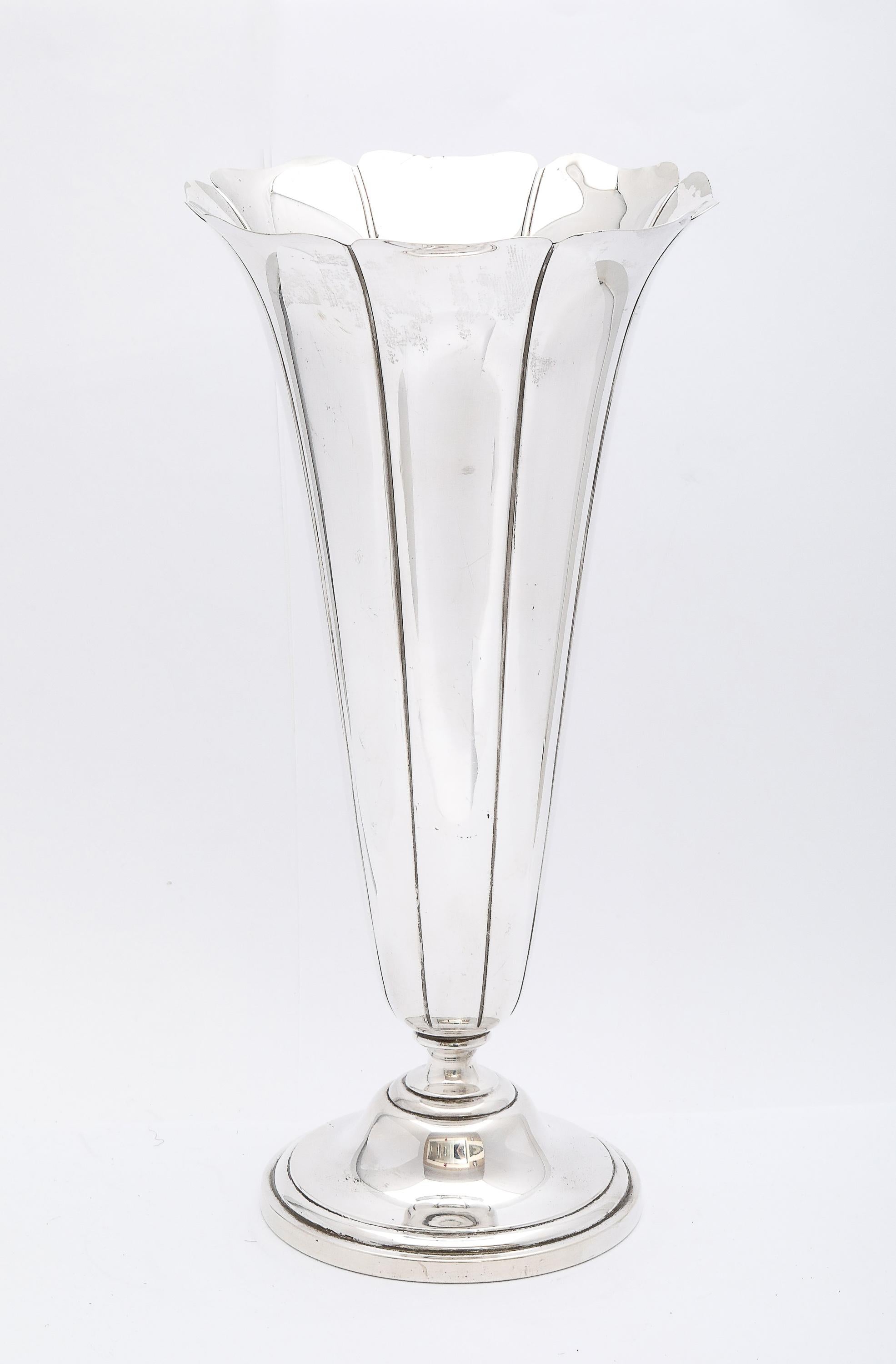 Mid-Century moderno Grande vaso da fiori in argento Sterling di Tuttle del metà del secolo scorso in vendita