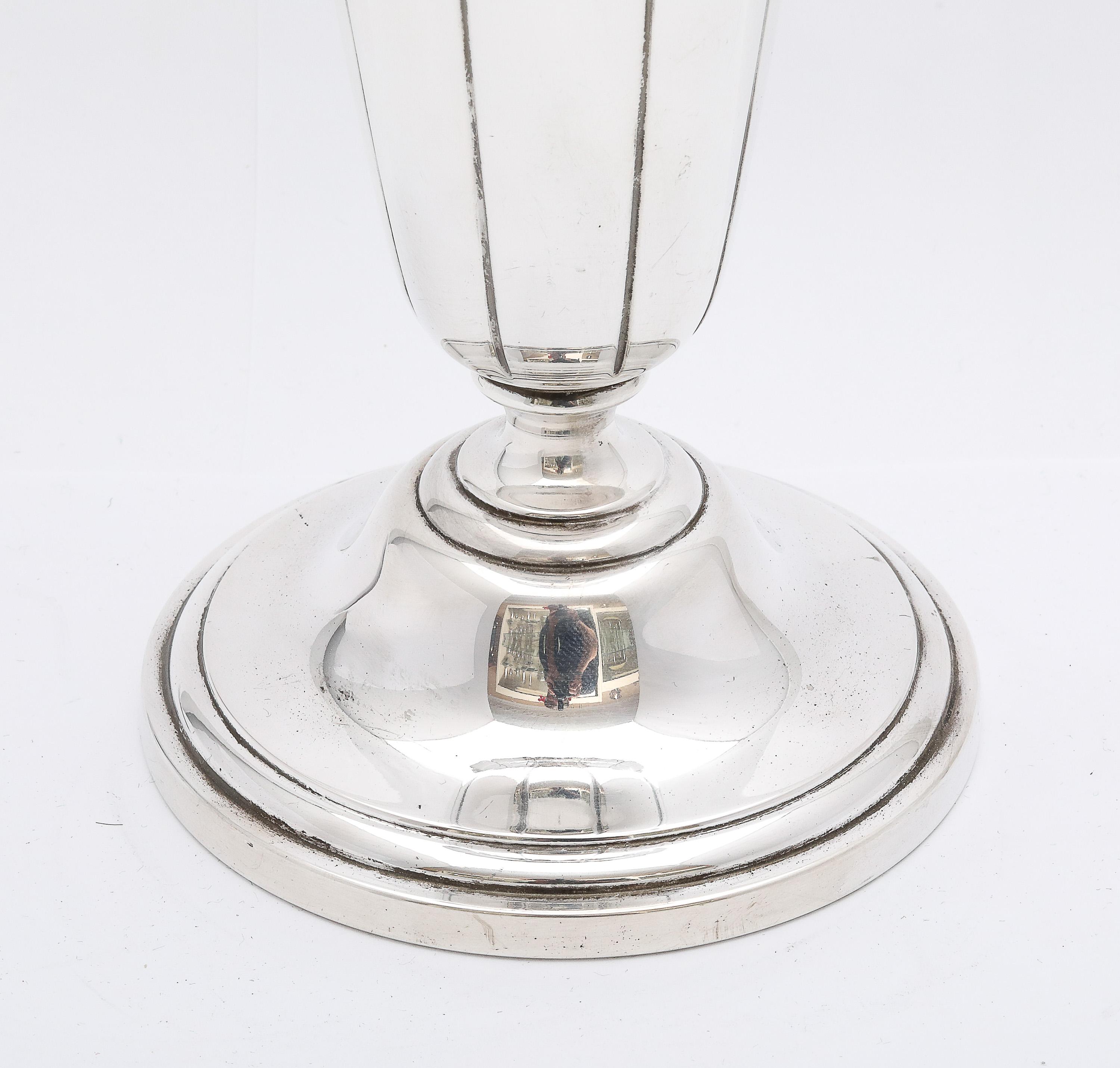 Grande vaso da fiori in argento Sterling di Tuttle del metà del secolo scorso In condizioni buone in vendita a New York, NY