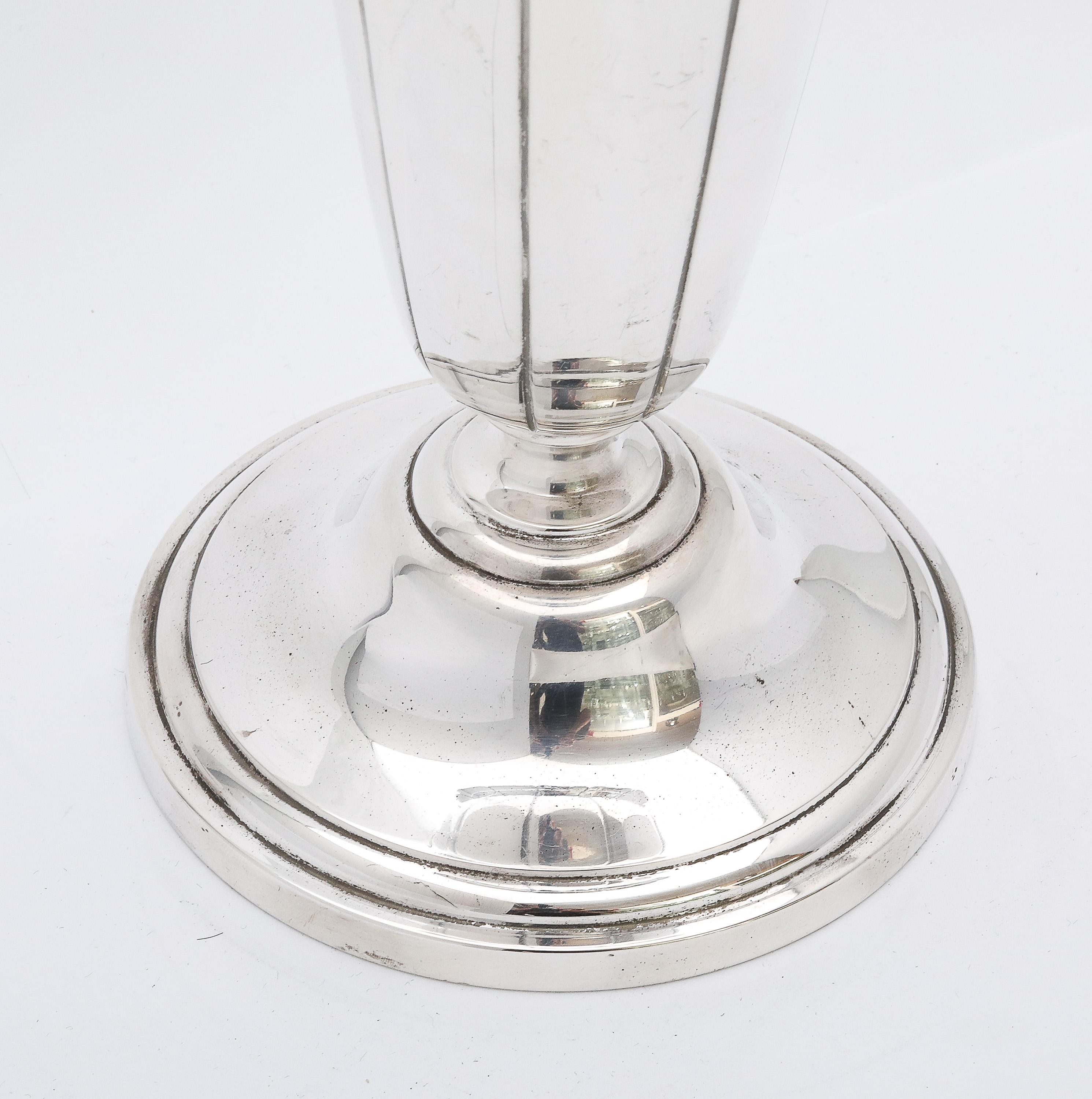 Metà XX secolo Grande vaso da fiori in argento Sterling di Tuttle del metà del secolo scorso in vendita
