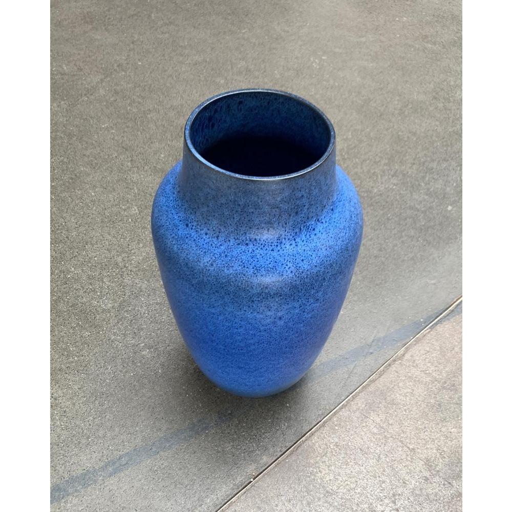Grande vaso da terra di metà secolo in Studio Pottery tedesco blu di Bückeburg Keramik, anni '60, in ottime condizioni. Progettato tra il 1960 e il 1969 Questo pezzo ha un marchio di attribuzione.

Informazioni aggiuntive:
Materiali:
