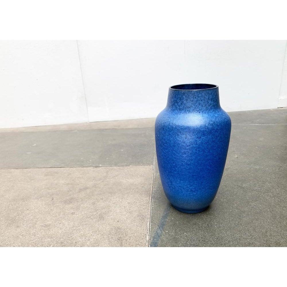 Grande vaso da terra di metà secolo in Studio Pottery blu di Bückeburg Keramik, anni '60 in vendita 1