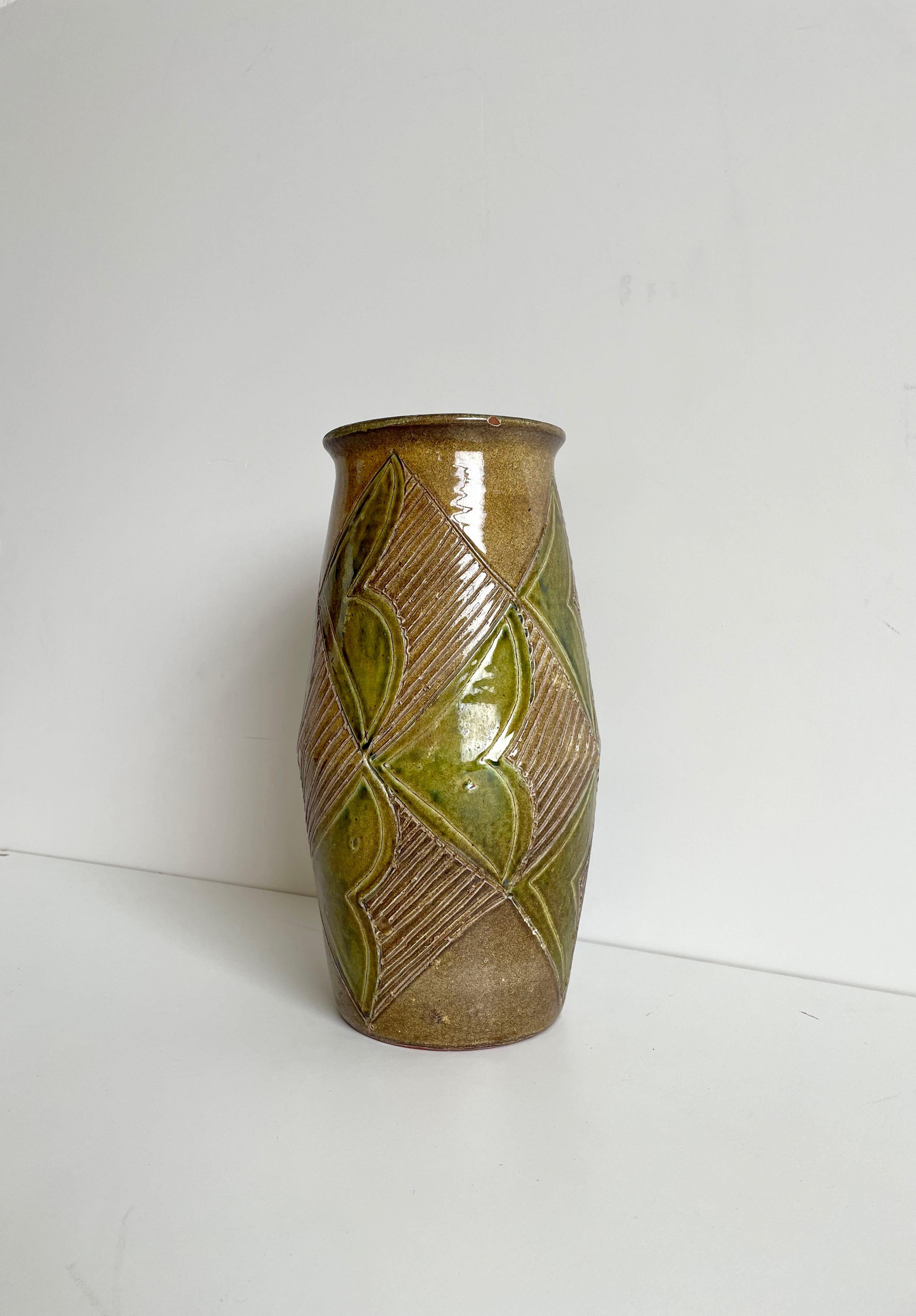 Beautiful Mid-century glazed ceramic vase, c 1960s.

Signed

Condition - one very small chip on the edge (see the detailed photo)

Dimensions: 36 x 20 x 20 cm (H/W/D)
Weight: 3 kg.