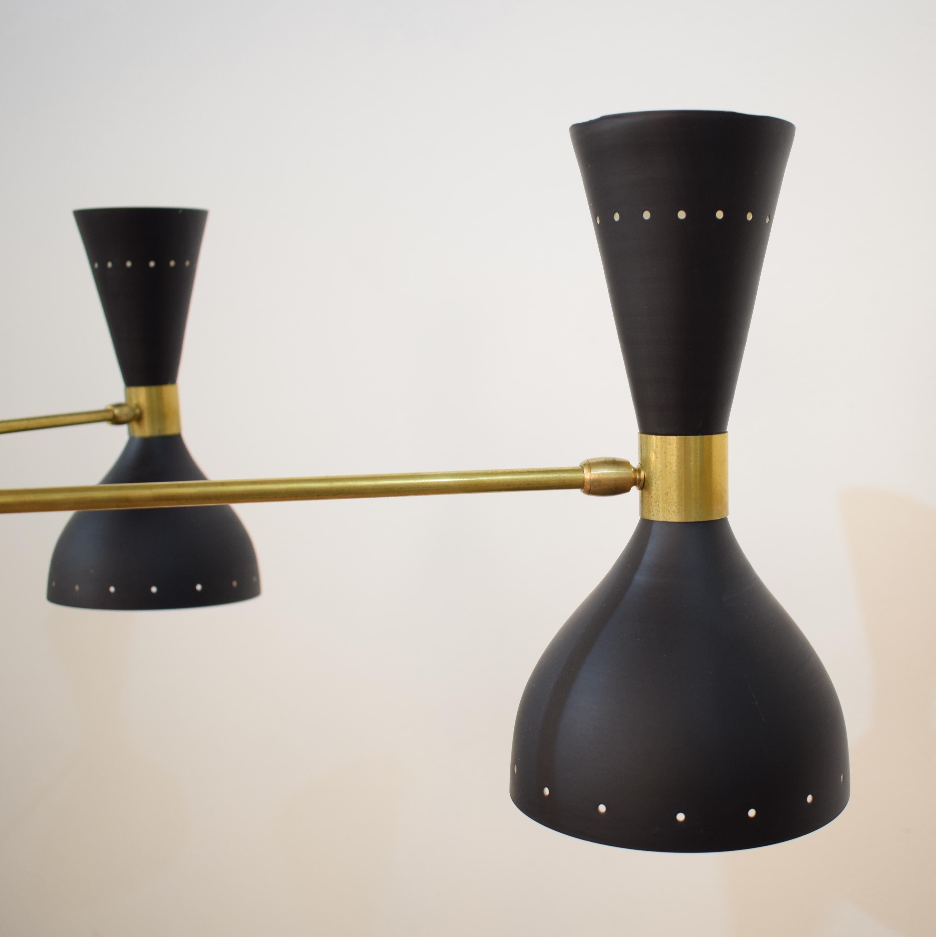 Mid-Century moderno Grande lampadario in stile Midcentury in ottone e metallo laccato nero in vendita