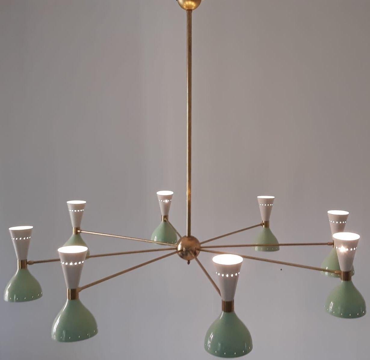 Ottone Grande lampadario in stile Midcentury in ottone e metallo laccato nero in vendita