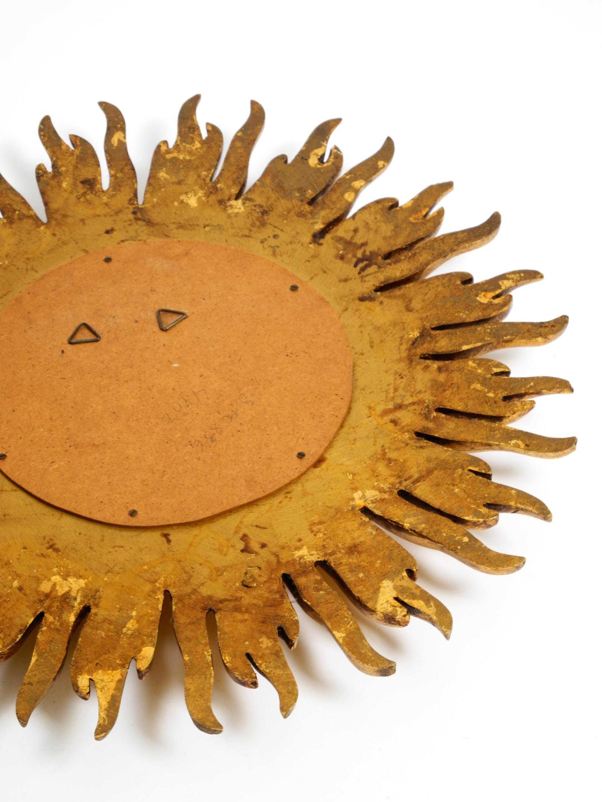 Grand miroir mural Mid Century Sunburst Wood en bois et résine, plaqué or en vente 3