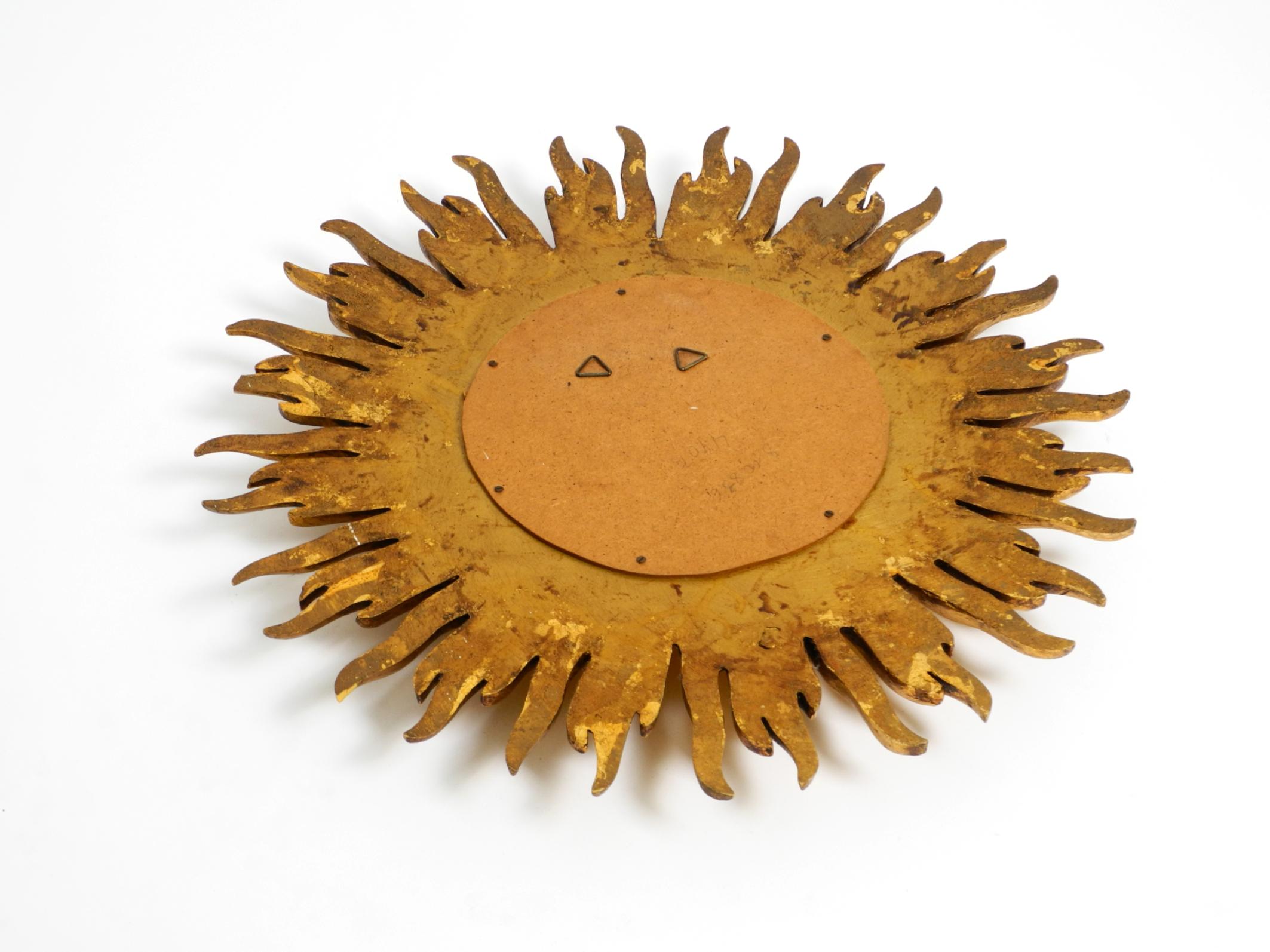 Grand miroir mural Mid Century Sunburst Wood en bois et résine, plaqué or en vente 4
