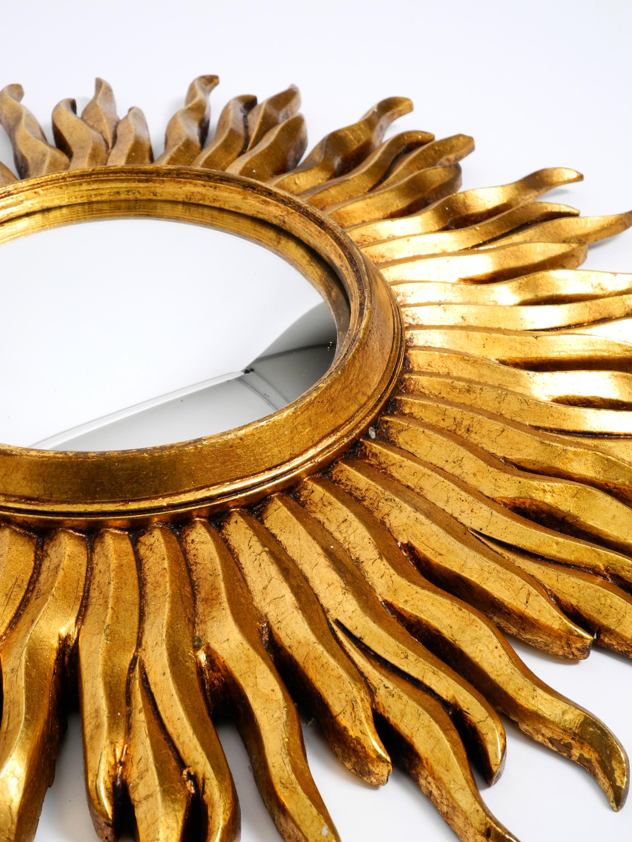 Grand miroir mural Mid Century Sunburst Wood en bois et résine, plaqué or en vente 6