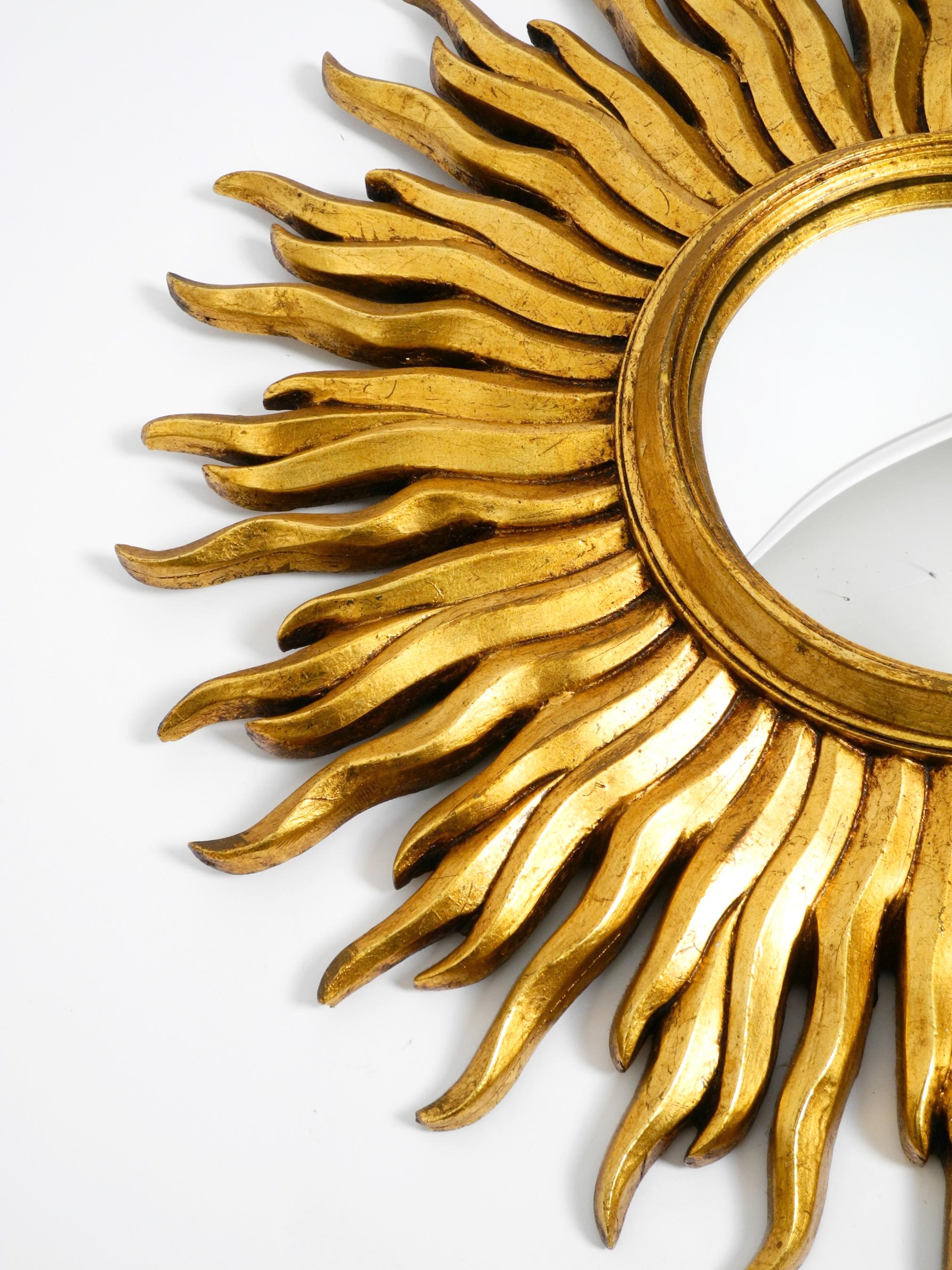 Grand miroir mural Mid Century Sunburst Wood en bois et résine, plaqué or en vente 7