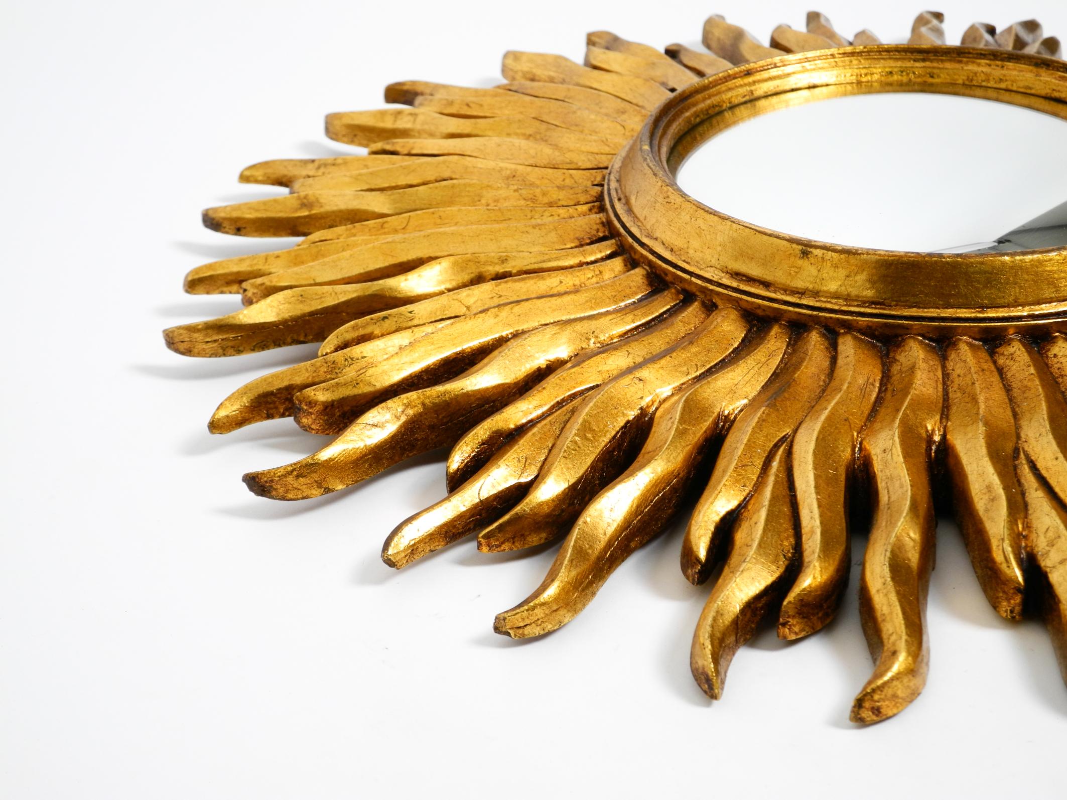 Grand miroir mural Mid Century Sunburst Wood en bois et résine, plaqué or en vente 8