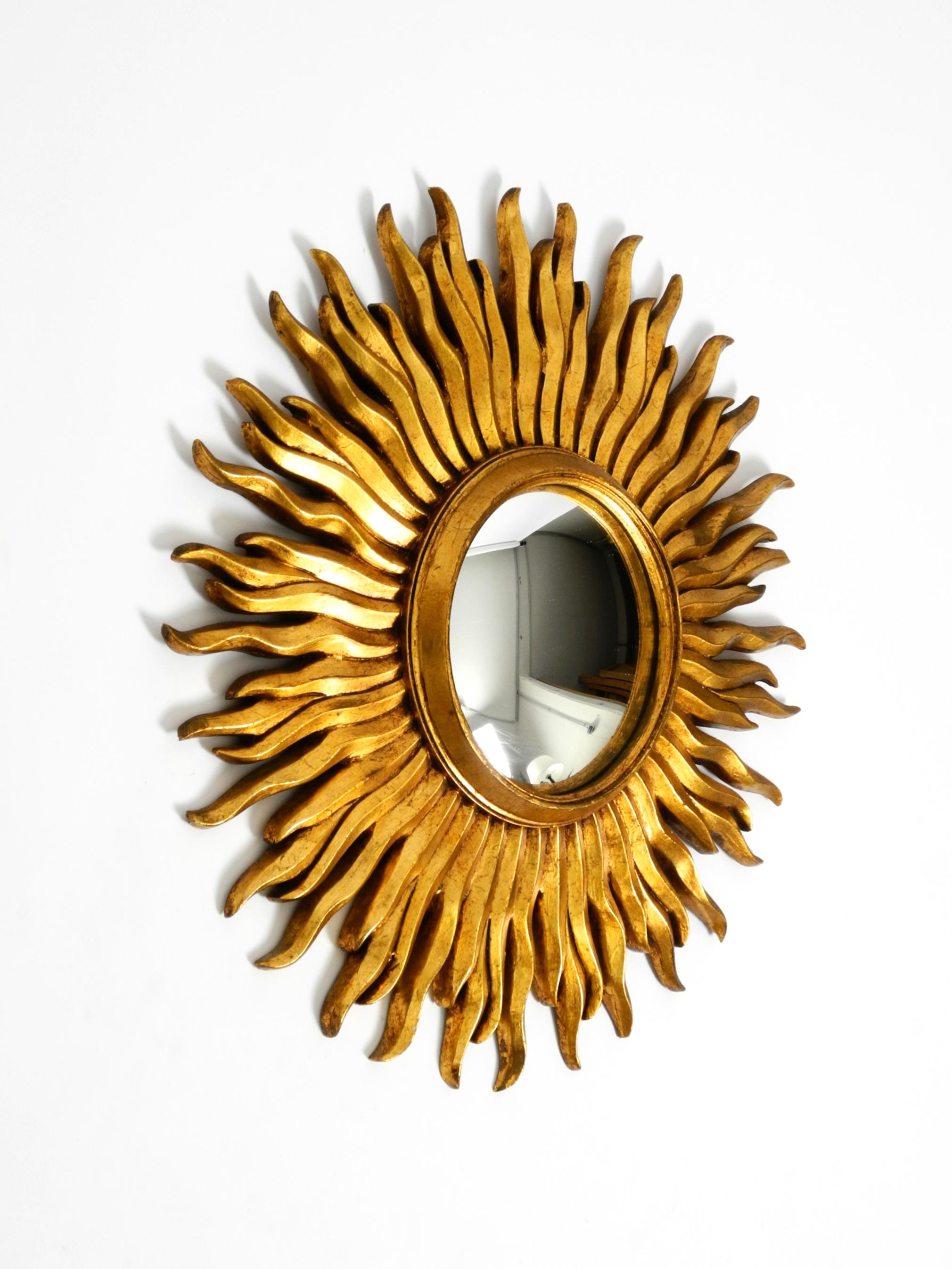 Grand miroir mural Mid Century Sunburst Wood en bois et résine, plaqué or en vente 11