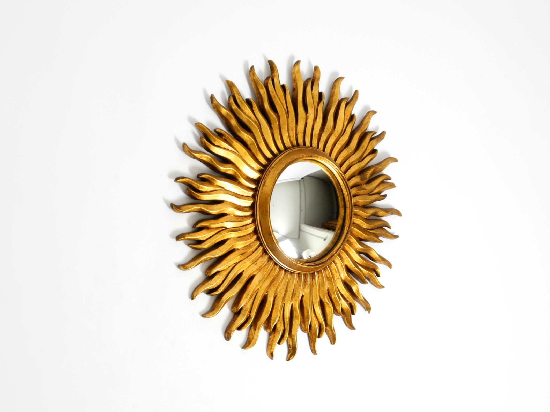Grand miroir mural Mid Century Sunburst Wood en bois et résine, plaqué or en vente 12