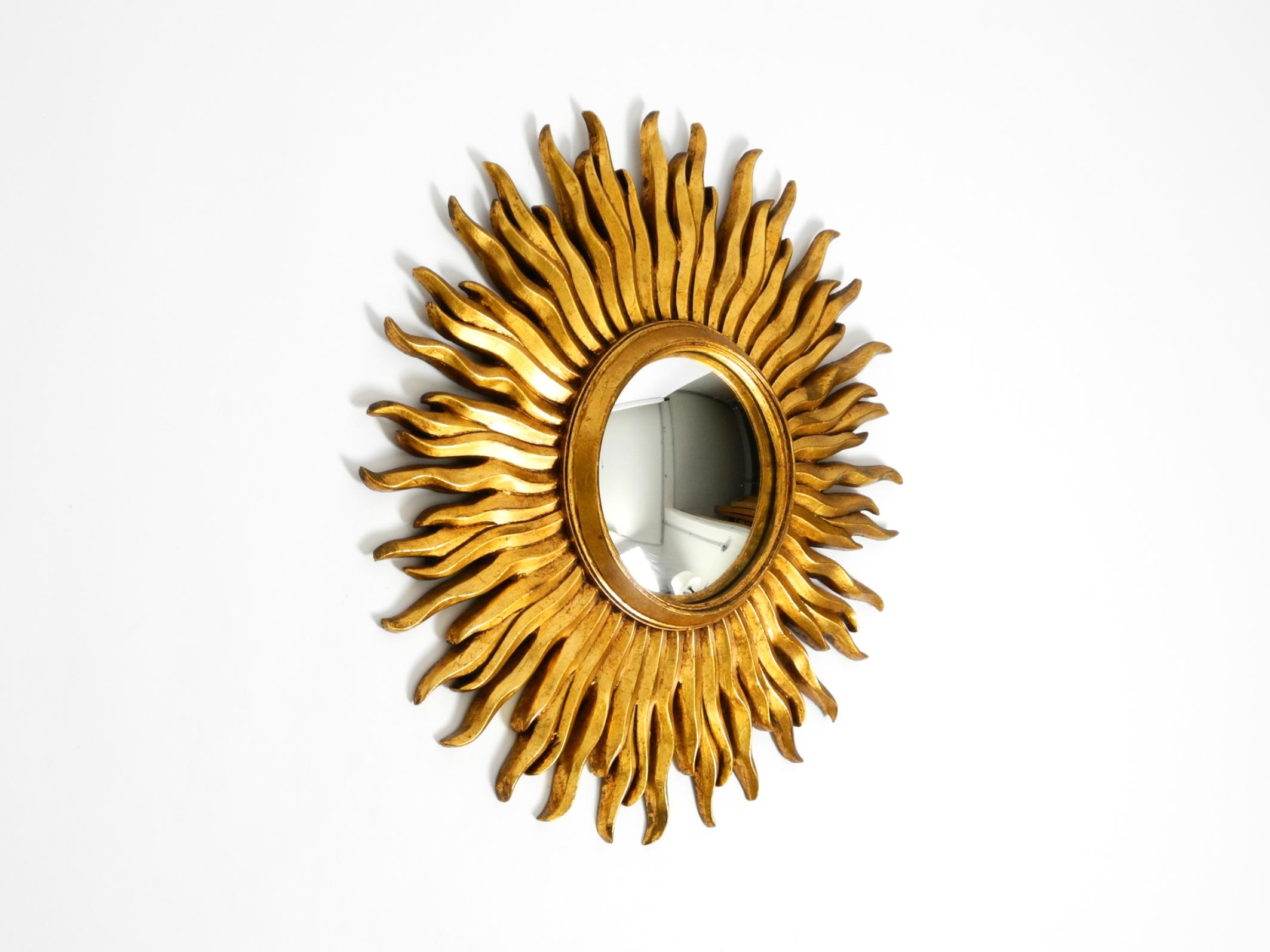 Grand et rare miroir mural convexe en bois et résine.
L'ensemble du cadre est plaqué or. Fabrication de très haute qualité.
Le miroir en verre est convexe.
Un beau design typique des années 1950.
Très bon état vintage, sans dommage, avec une patine