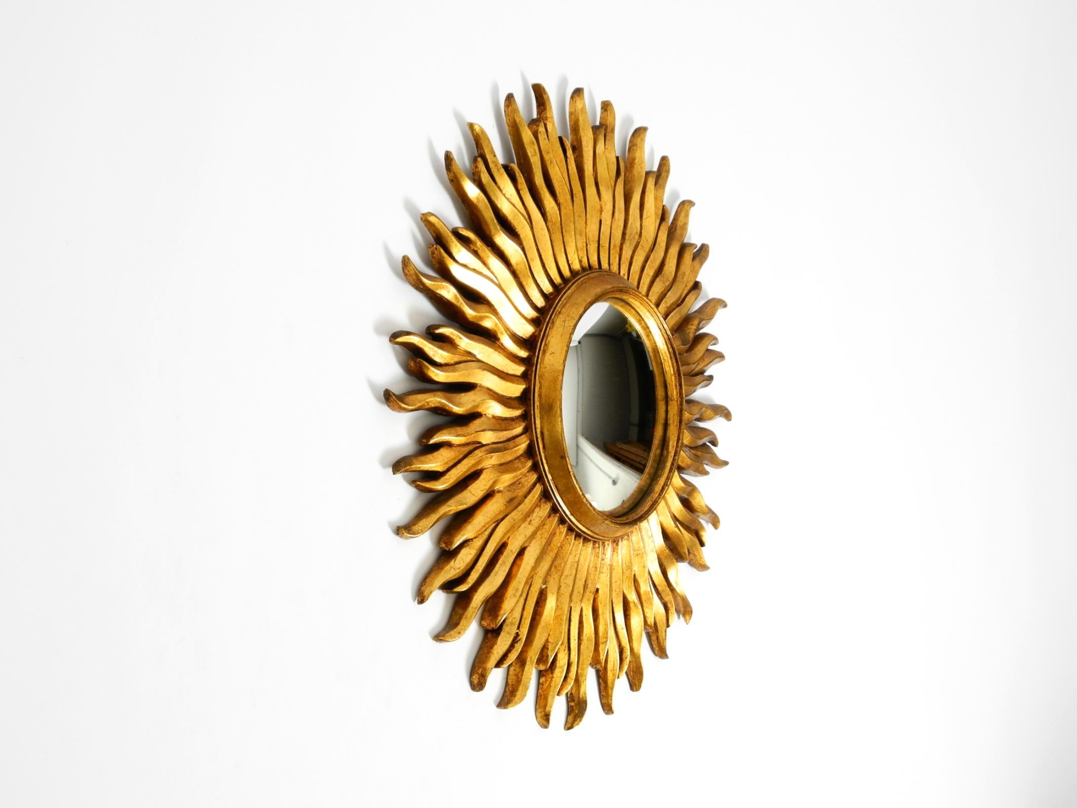 Mid-Century Modern Grand miroir mural Mid Century Sunburst Wood en bois et résine, plaqué or en vente