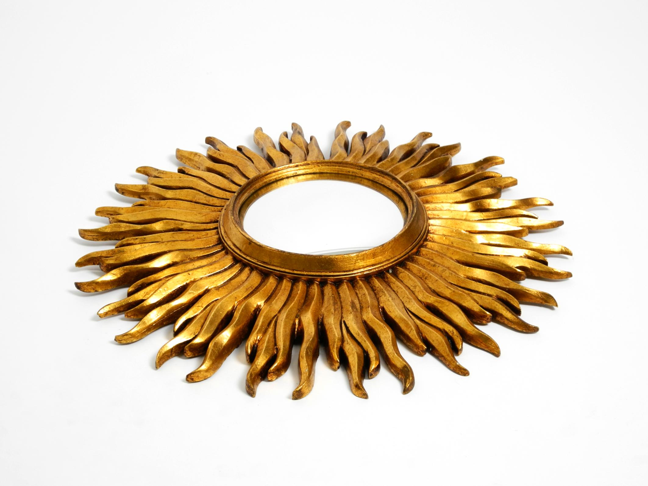 Européen Grand miroir mural Mid Century Sunburst Wood en bois et résine, plaqué or en vente