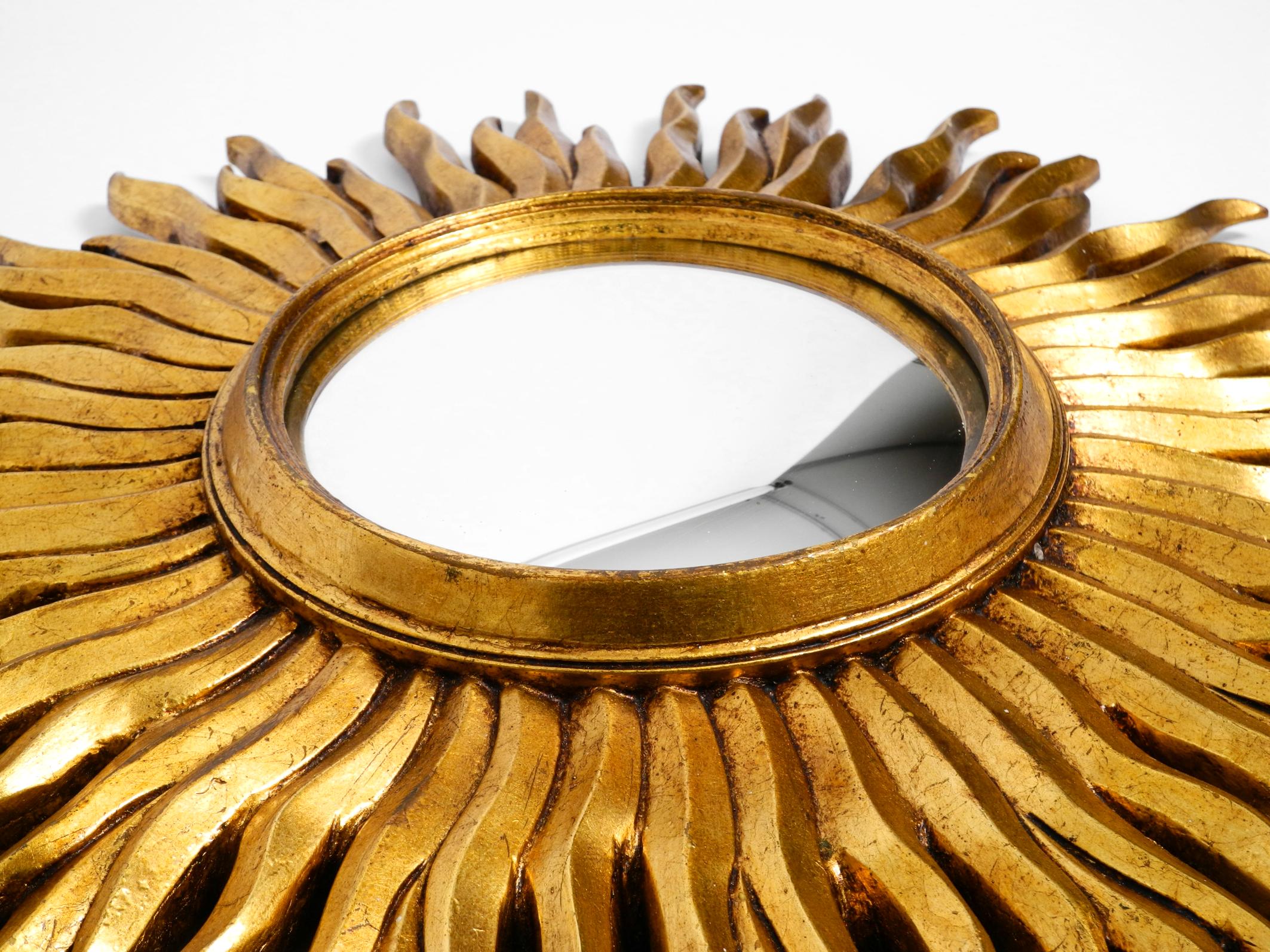 Grand miroir mural Mid Century Sunburst Wood en bois et résine, plaqué or Bon état - En vente à München, DE