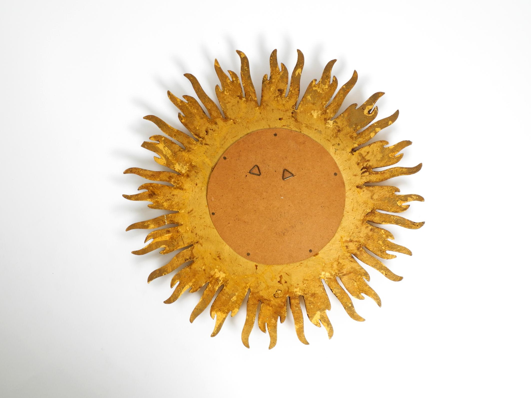 Grand miroir mural Mid Century Sunburst Wood en bois et résine, plaqué or en vente 2